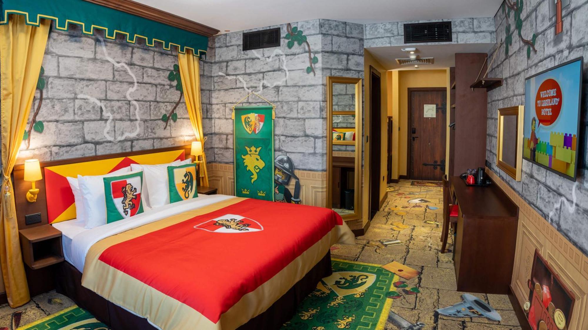 Chambre entièrement axée sur le thème du Royaume avec accès gratuit au parc, petit-déjeuner, ateliers créatifs, chasse au trésor en chambre et activités pour enfants.