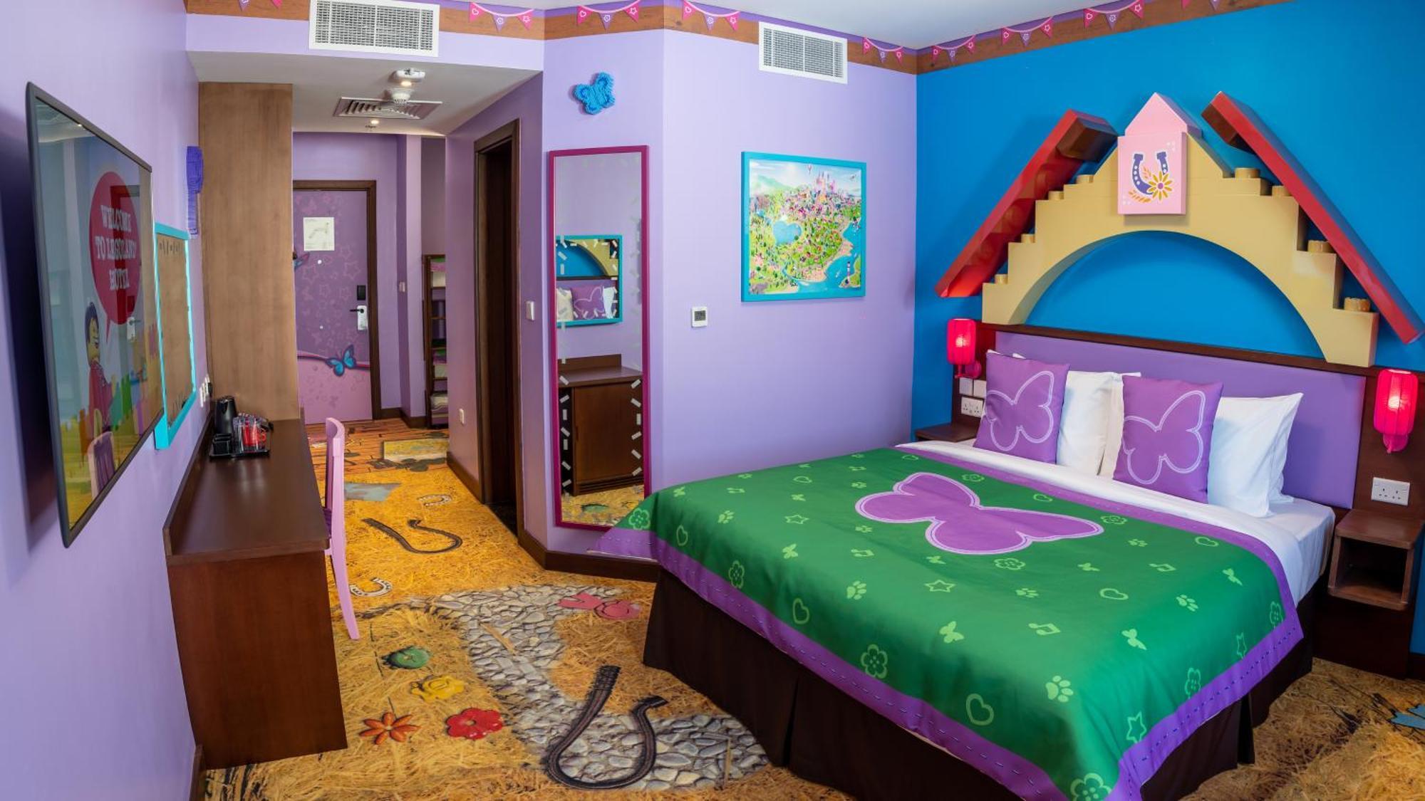 Chambre axée sur le thème de Friends avec accès gratuit au parc, petit-déjeuner, ateliers créatifs, chasse au trésor en chambre et activités pour enfants.