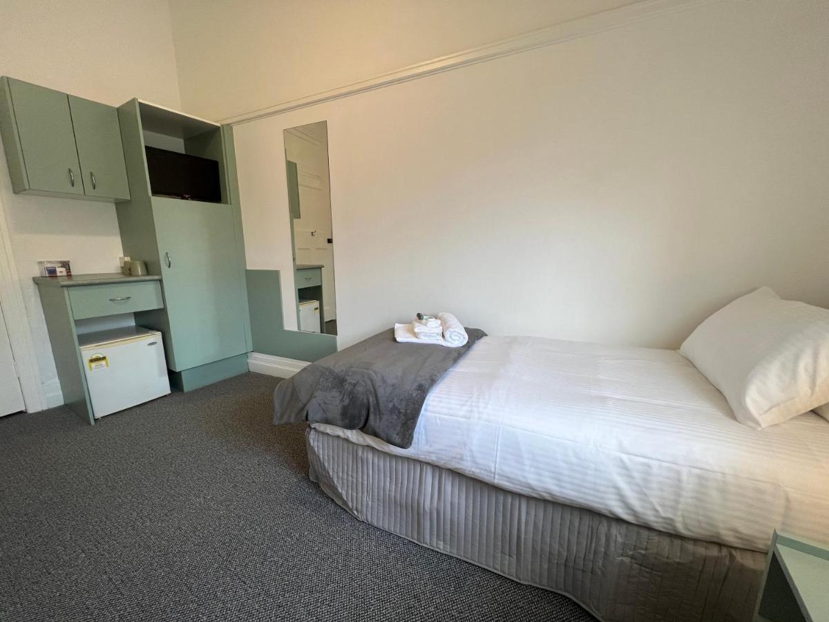 Single Room with Shared Bathroom,1299672814:JPEG