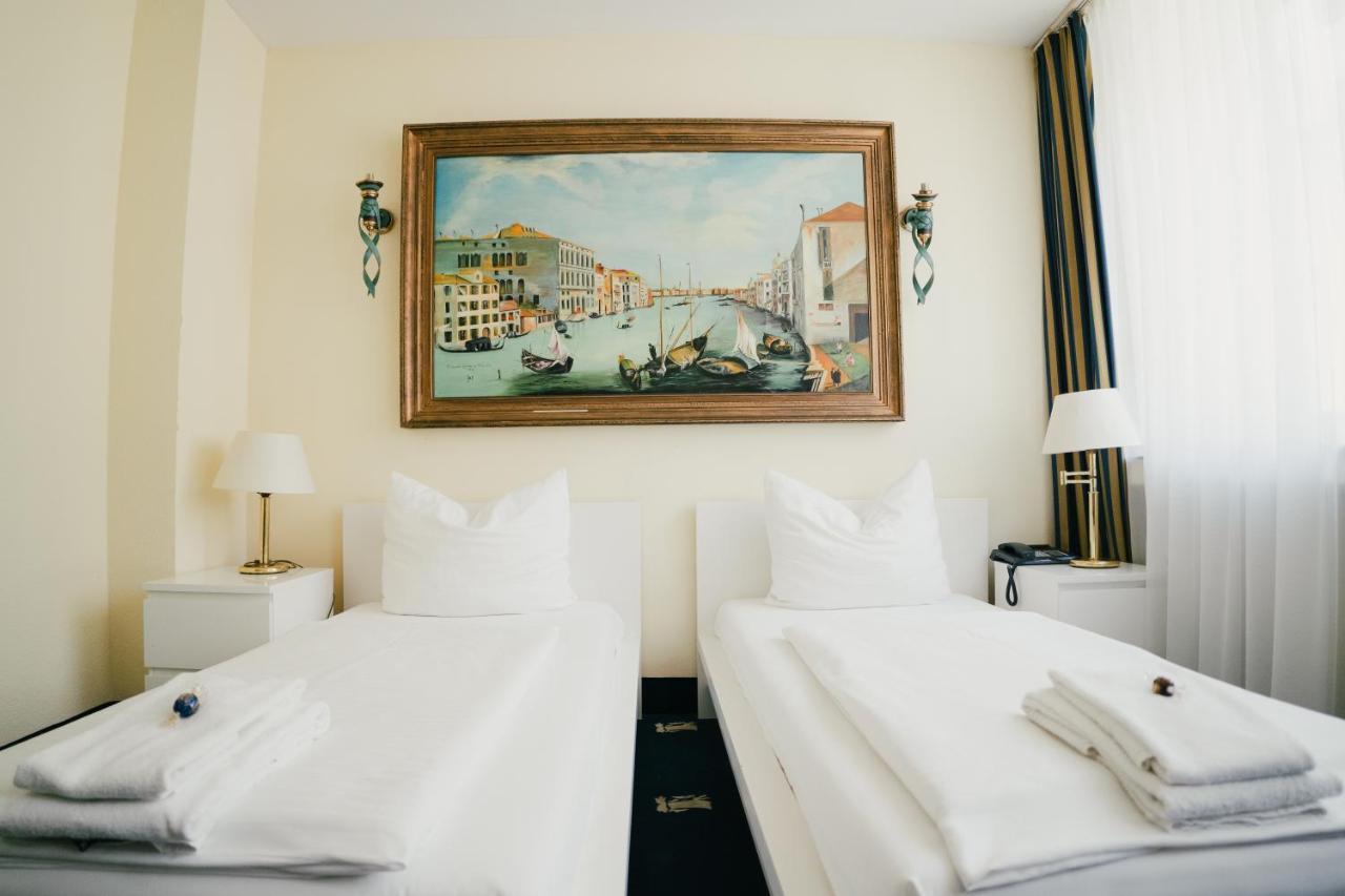 Twin Room,1304118145:JPEG