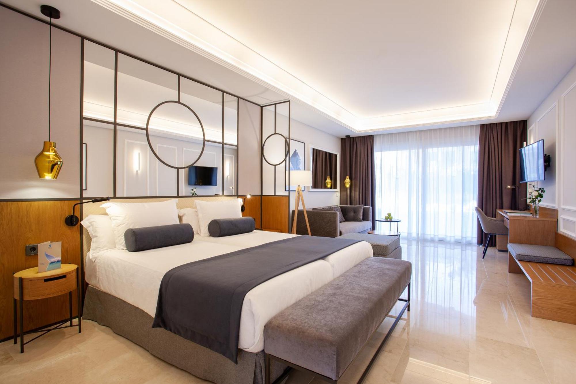 Junior Suite Prestige Pool View
