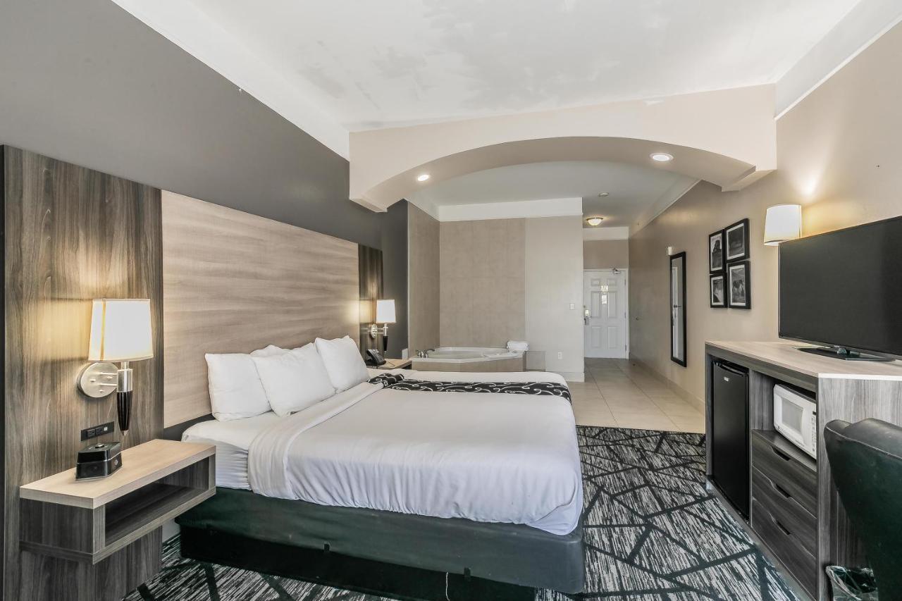 Deluxe King Suite with Roll-In Shower - Mobility Accessible/Non-Smoking,1313118145:JPEG