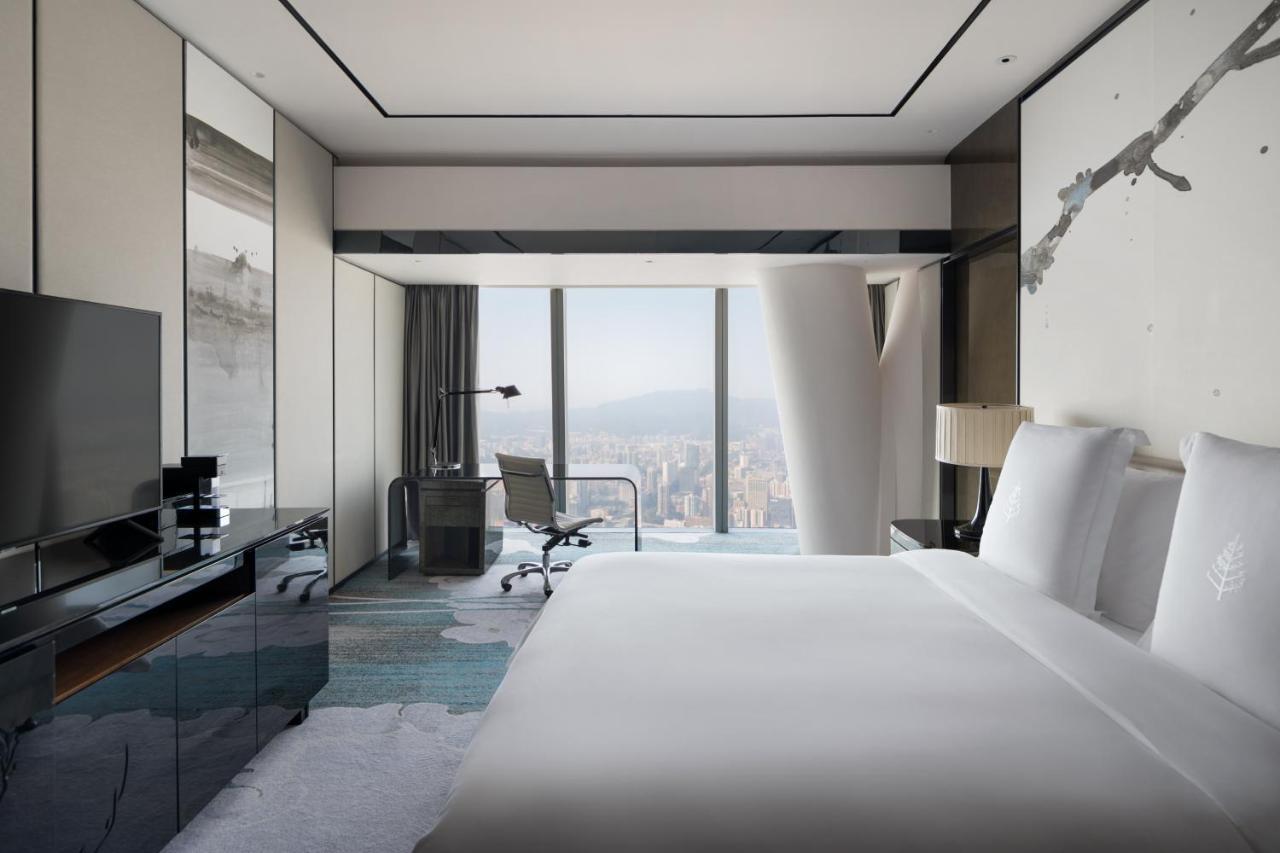 Zimmer im Turm mit Kingsize-Bett und Stadtblick