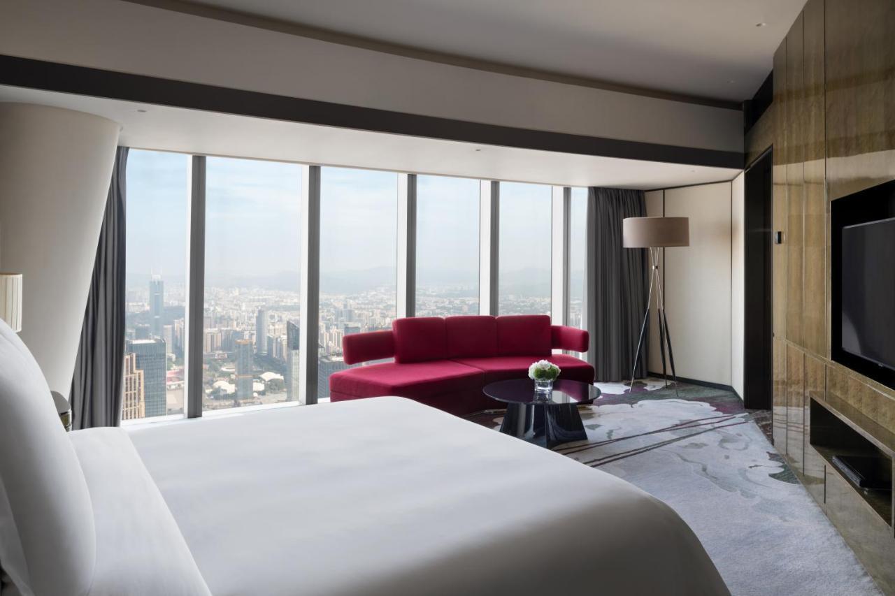 Deluxe Suite mit Kingsize-Bett und Stadtblick