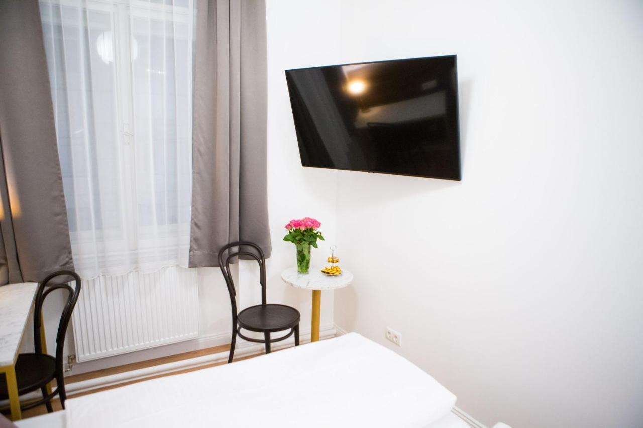 Small Double Room,1342077710:JPEG