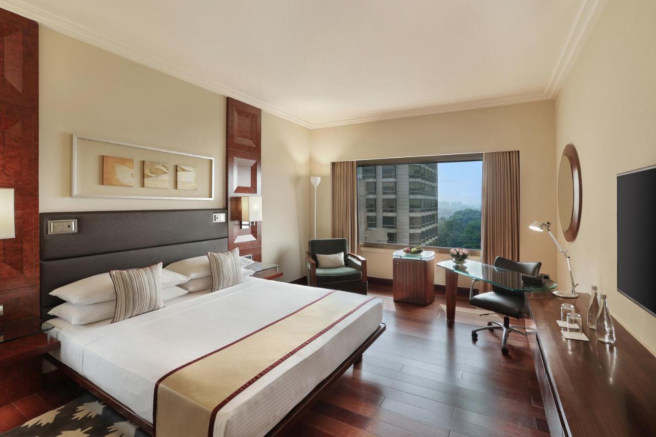 Zimmer mit Kingsize-Bett und Poolblick