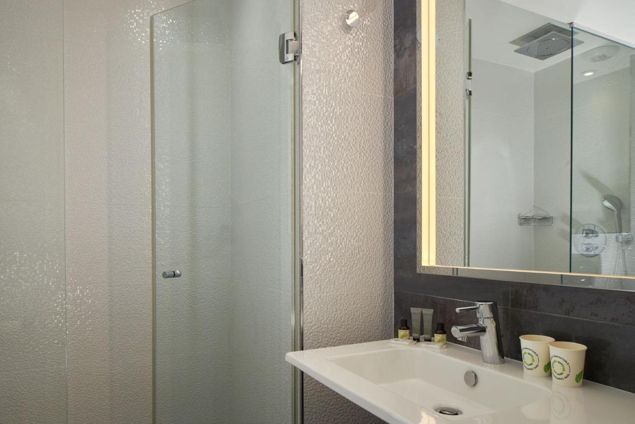 Superior Double Room Shower