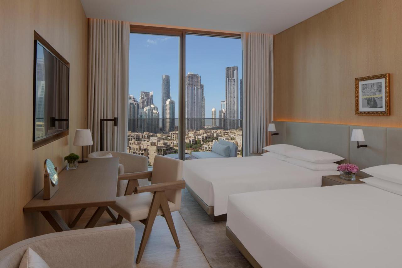 Deluxe Zimmer mit Queensize-Bett, Balkon und Blick auf den Burj Khalifa