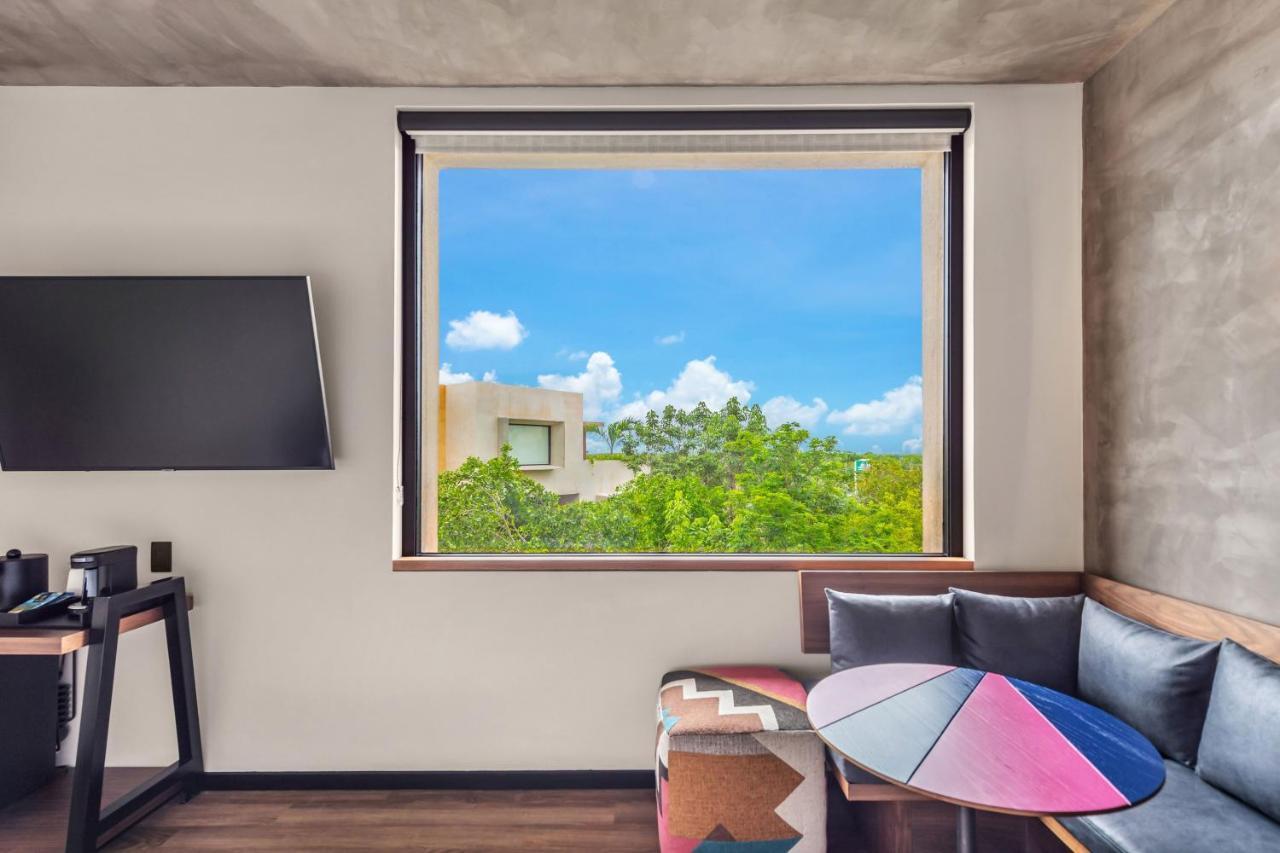 Habitación con cama extragrande y vistas a la selva