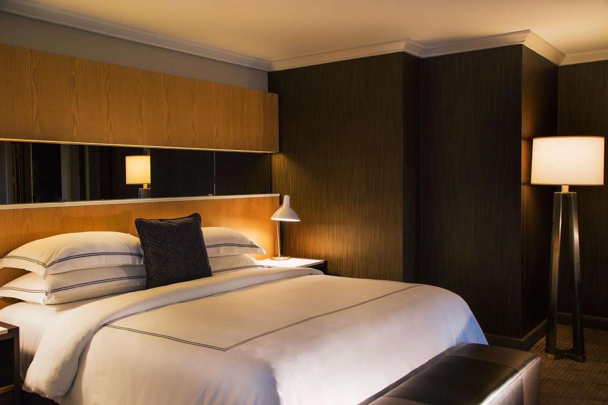Chambre Lit King-Size avec Douche Accessible en Fauteuil Roulant - Adaptée aux Personnes à Mobilité Réduite