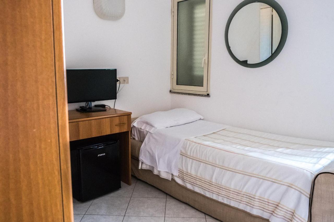 Economy Triple Room,643919484:JPEG