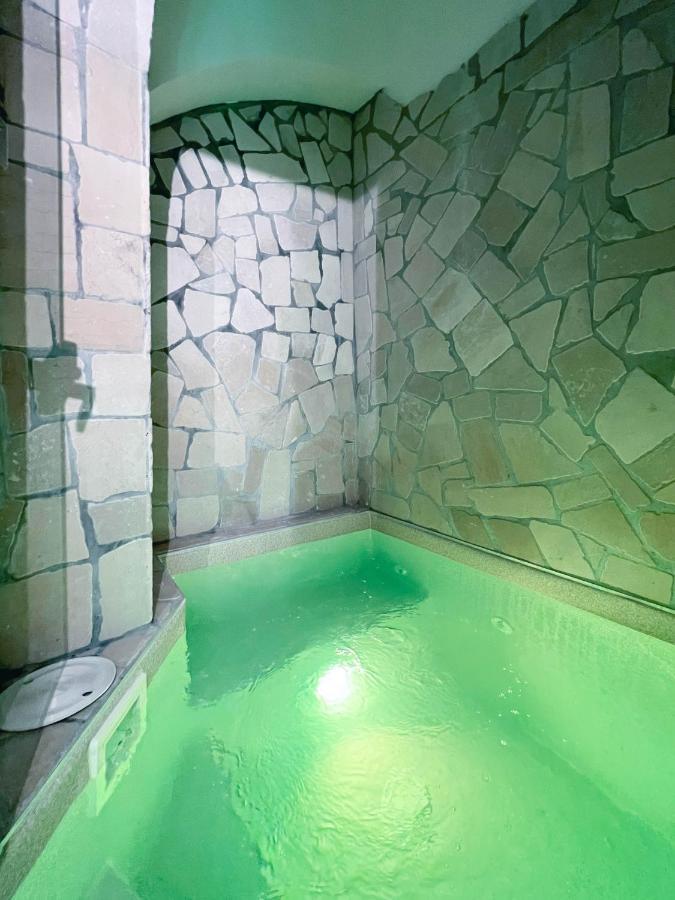 Studio Spa Bath