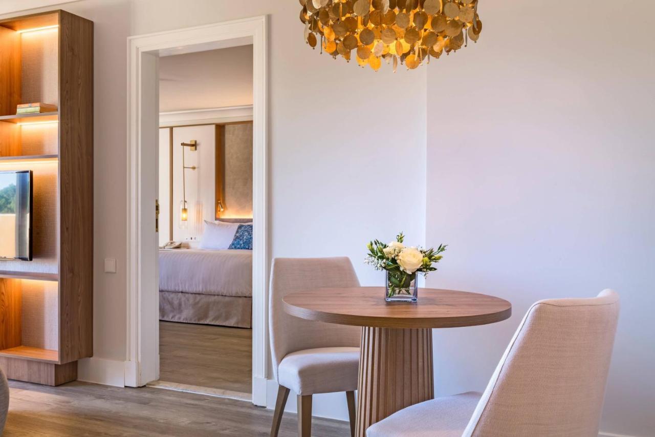 Suite Lit King-Size avec Canapé-Lit et Balcon - Vue sur Complexe Hôtelier