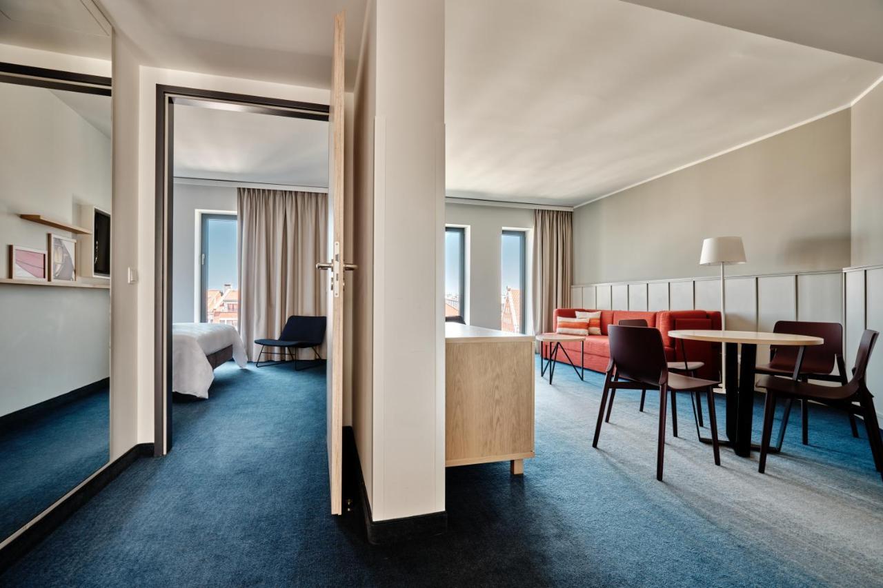 Suite con cama extragrande y vistas al río
