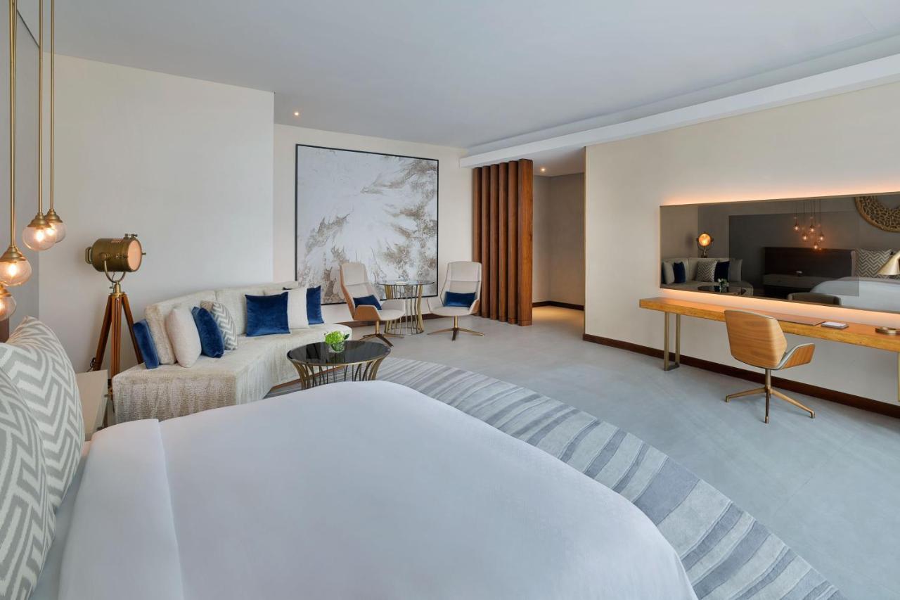 Deluxe Suite met Kingsize Bed en Uitzicht op het Centrum - Inclusief Signature St. Regis Butlerservice