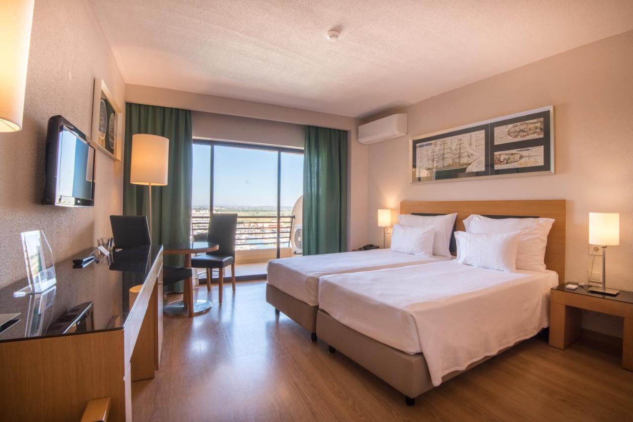 Quarto com 2 Camas de Solteiro e Vista do Mar