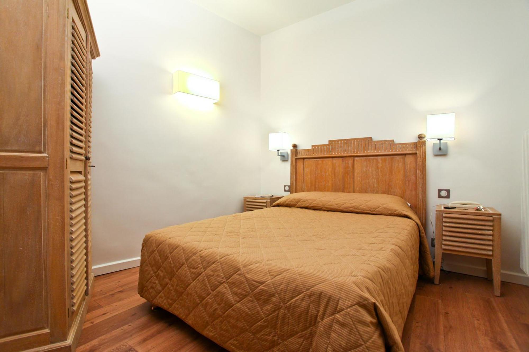 2 Adjacent Rooms
