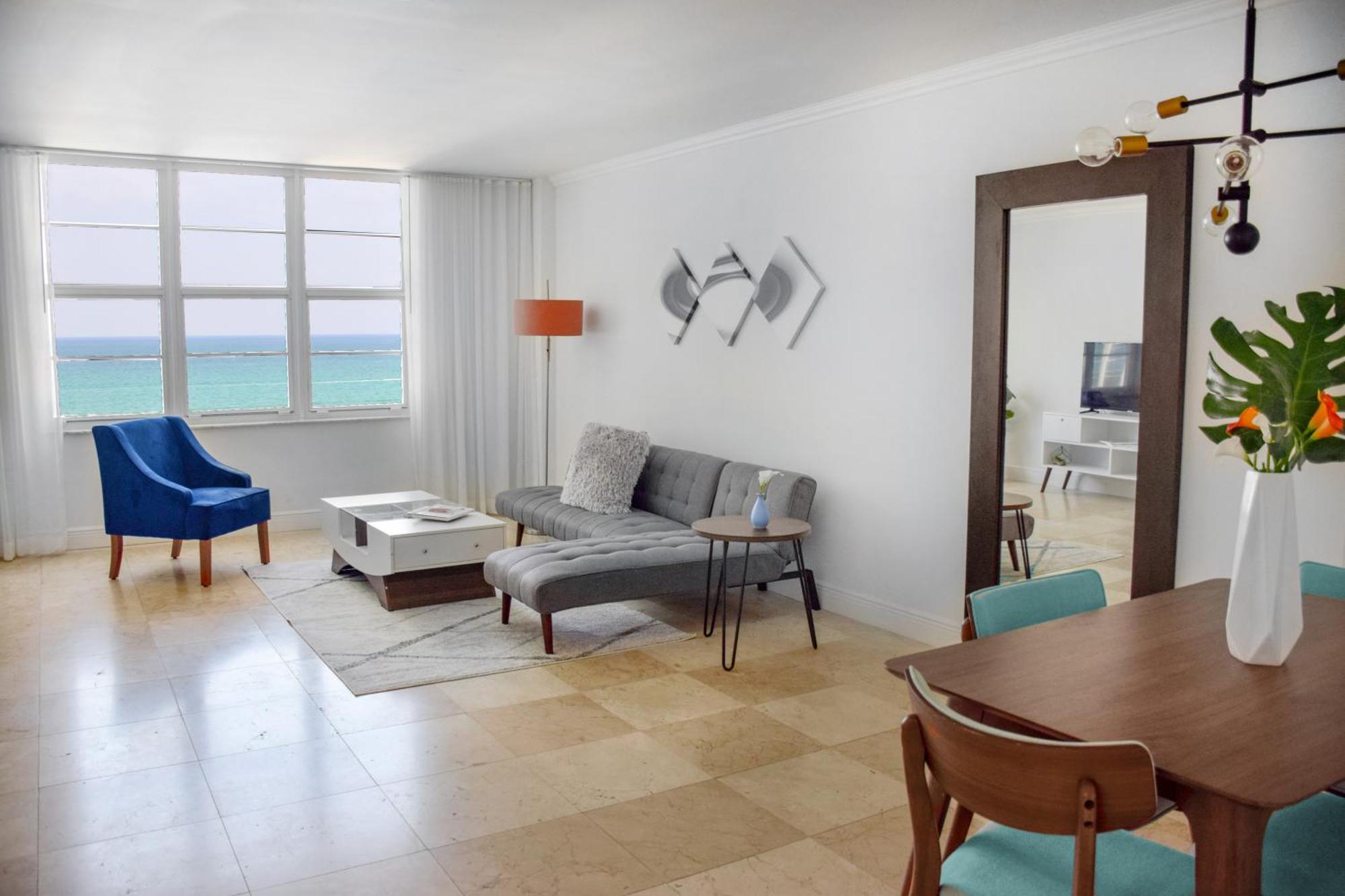 Deluxe Oceanview Suite 1 Bedroom & 15 Bath Kitchen