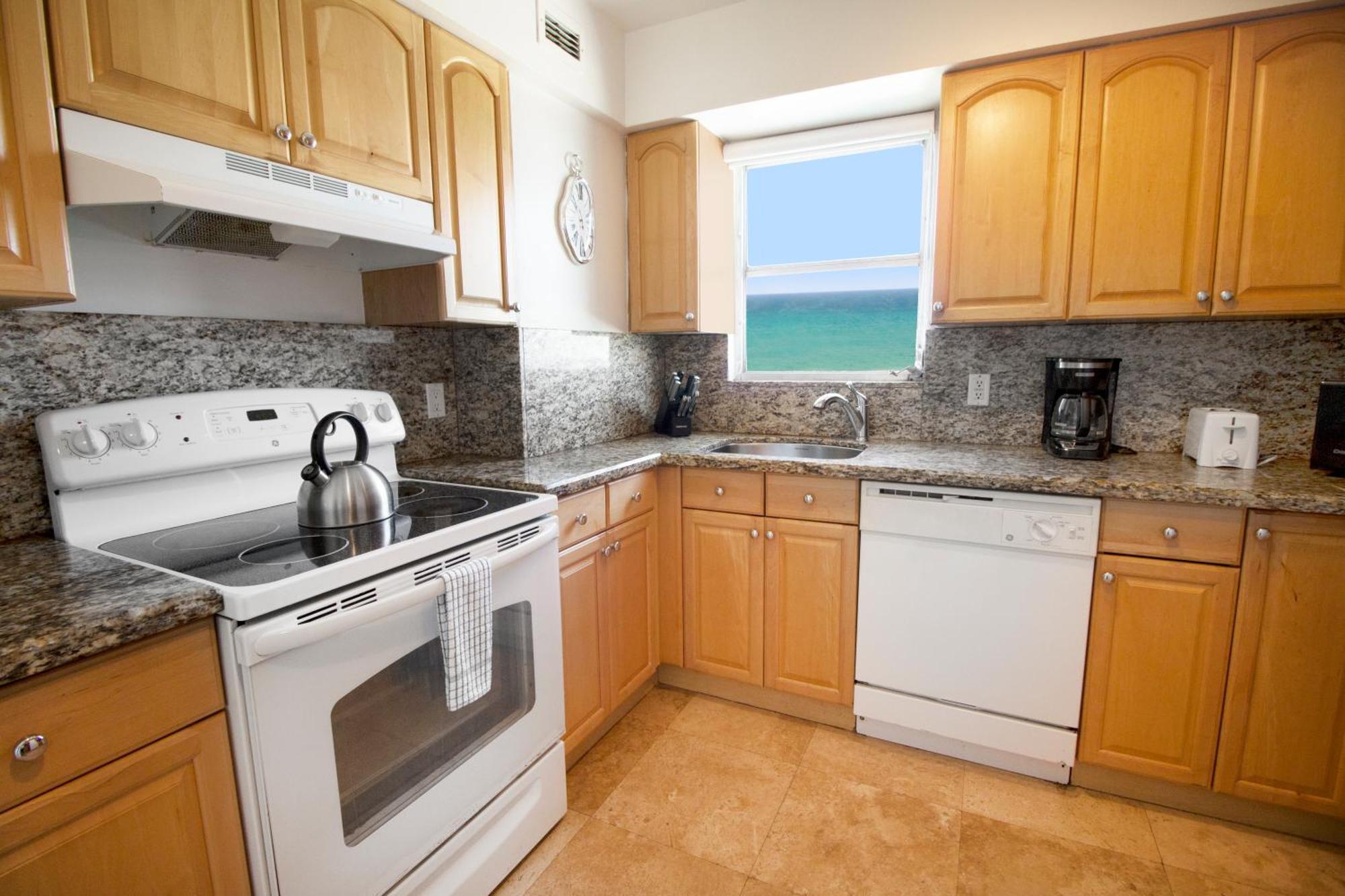 Corner Oceanview Master Suite 2 Bedroom 2 Bath Kitchen