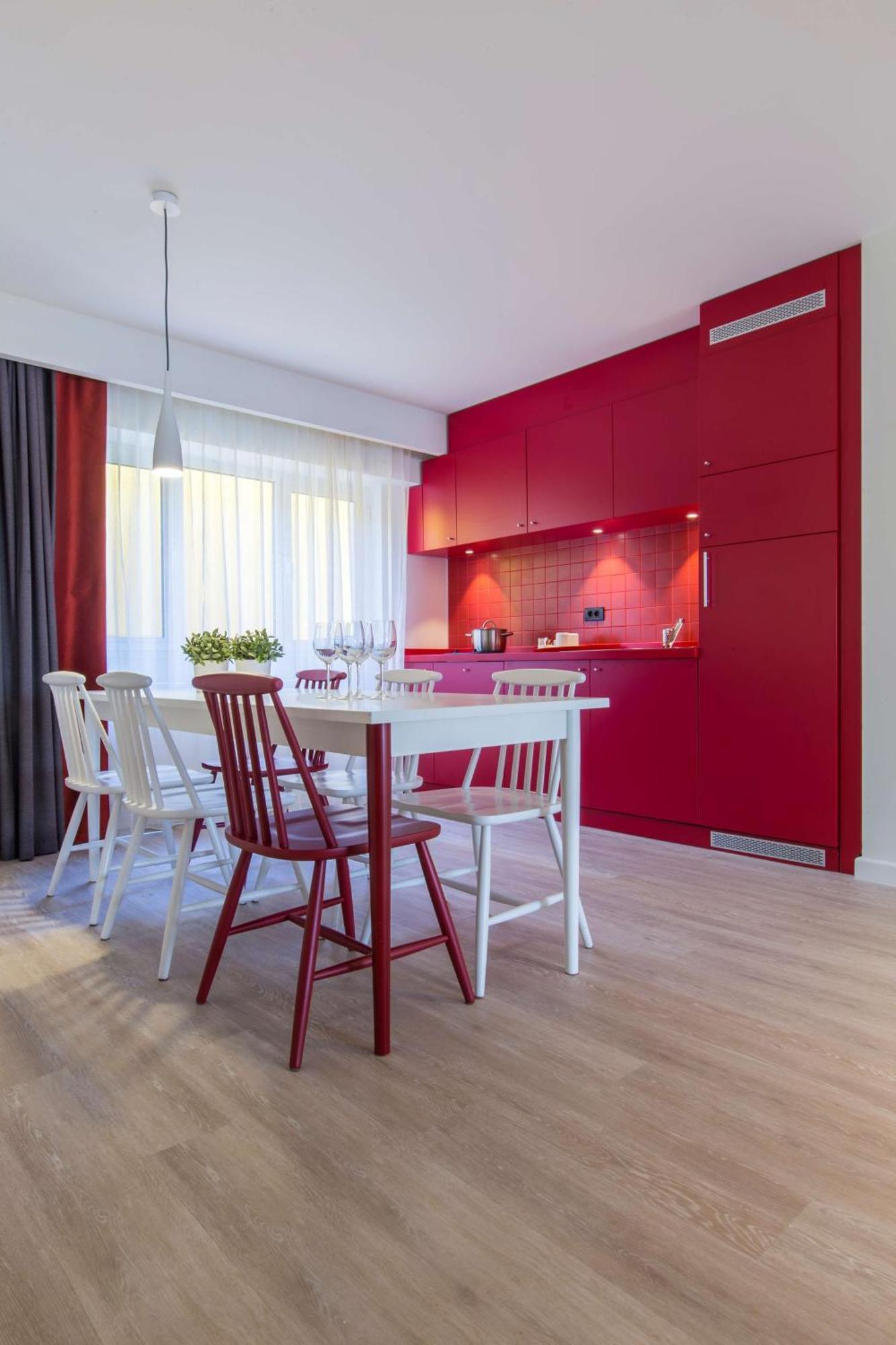 One-Bedroom Apartment with Balcony,1440644125:JPEG