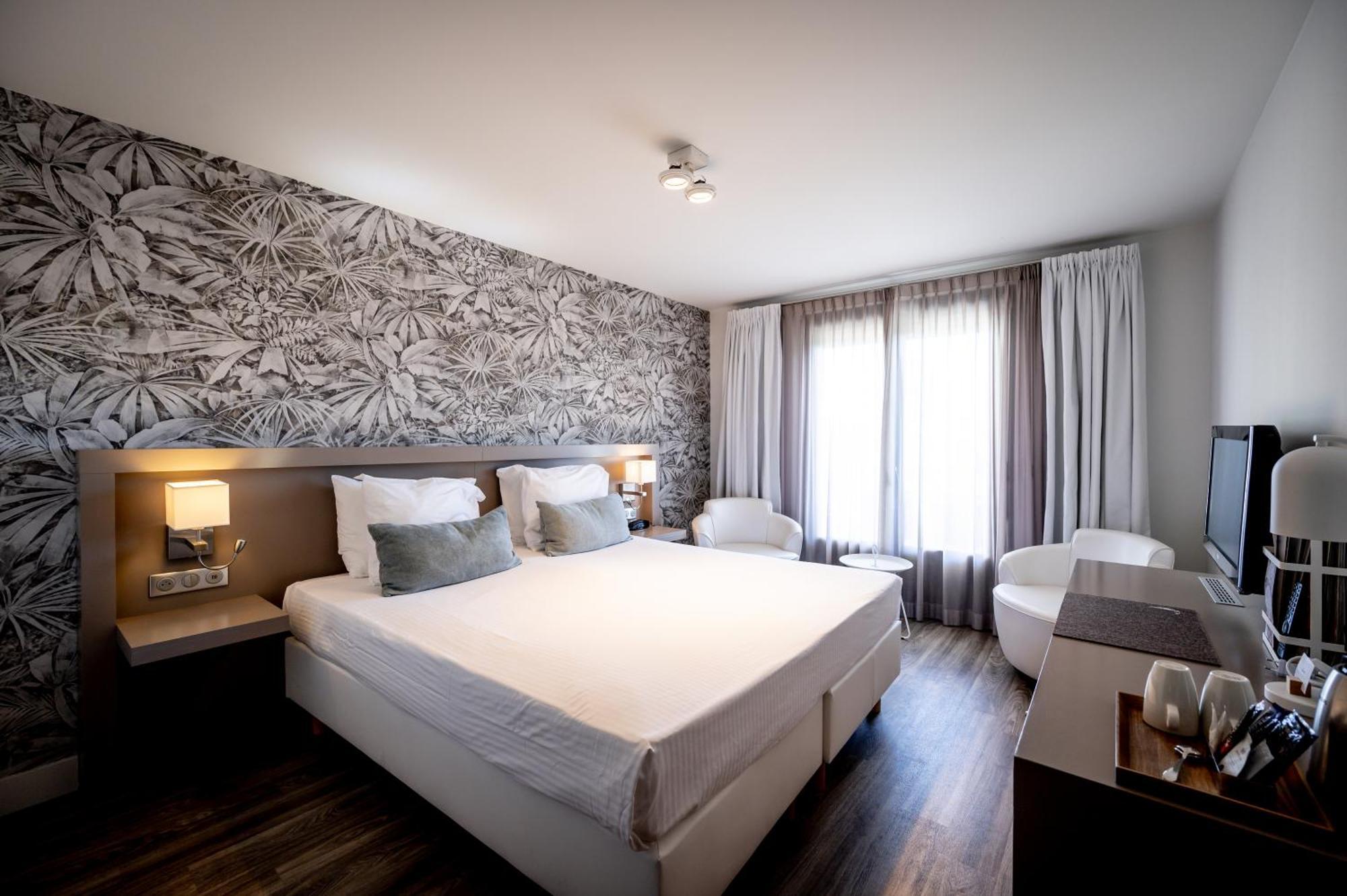 Comfort room with Balcony