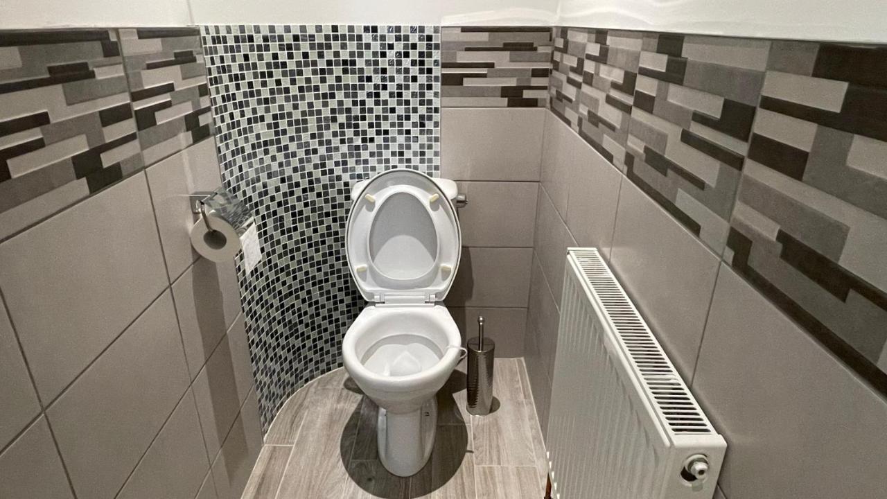 Deluxe Double Room Shower
