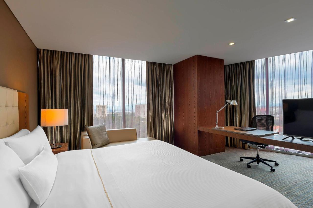 Club Corner, Club lounge access, Larger Guest room, 1 King,1498683835:JPEG