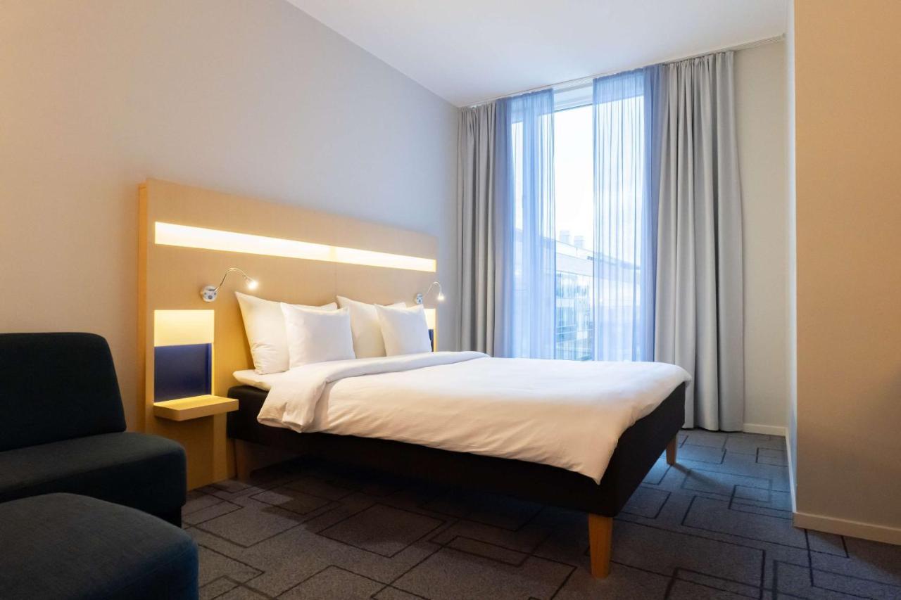 Family Room with One Queen and One Single Bed - Non-Smoking