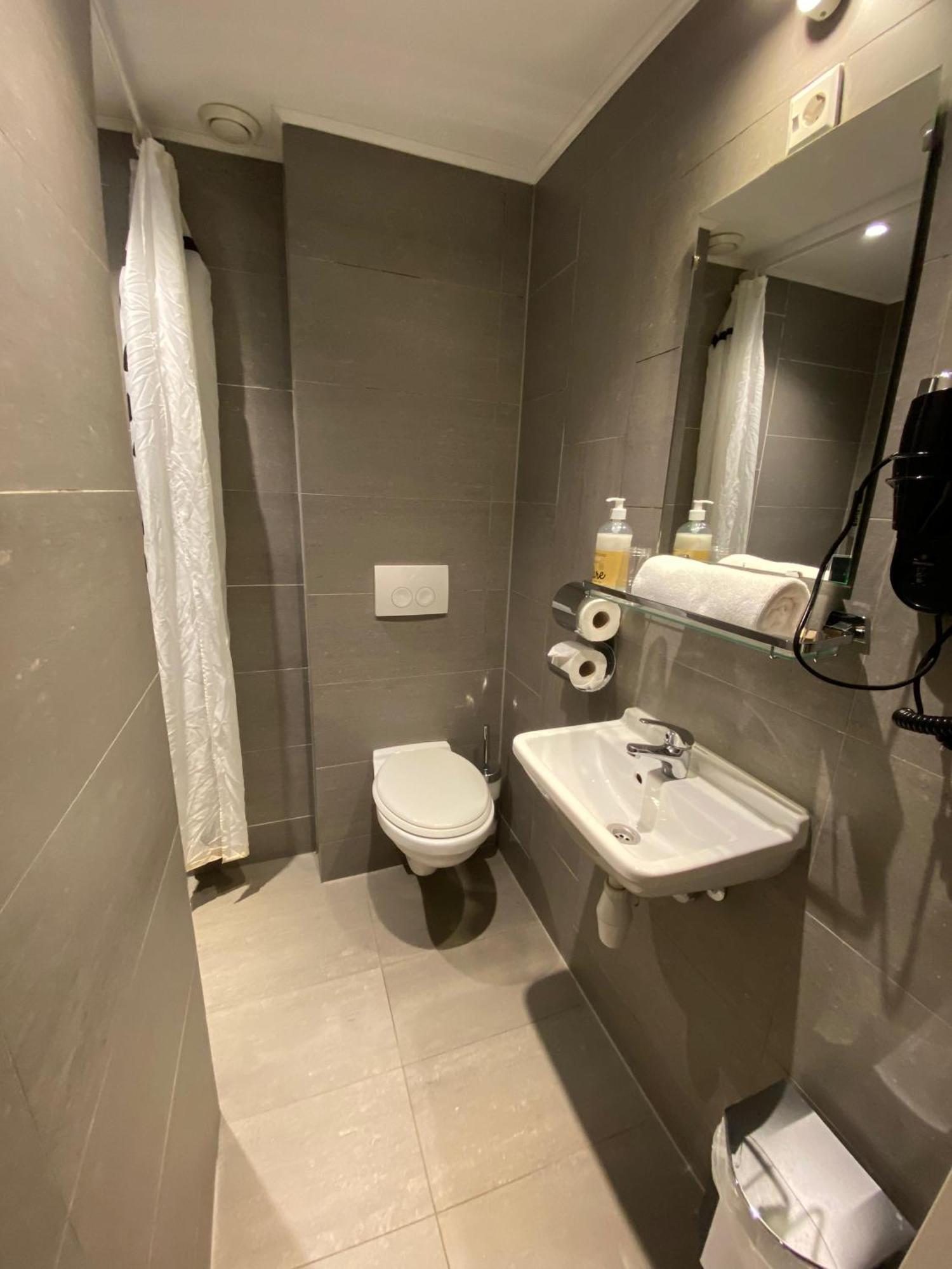 Double or Twin Room Private Bathroom