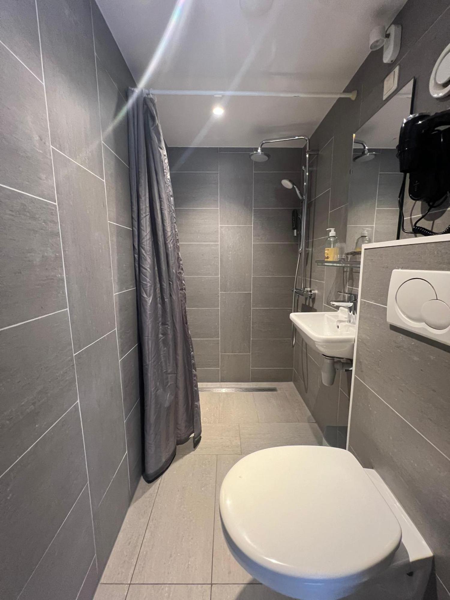 Double or Twin Room Private Bathroom