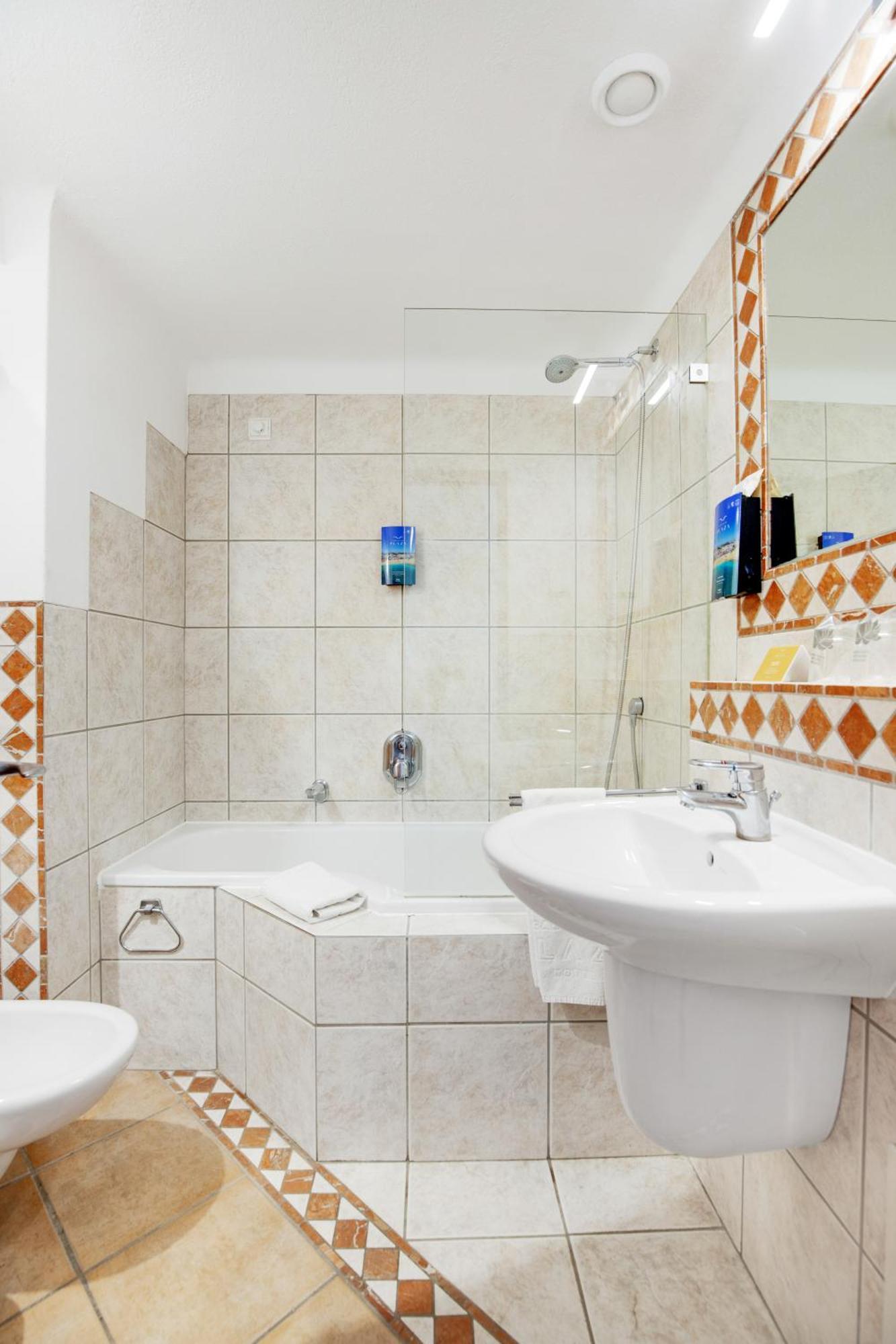 Twin Room,1516443430:JPEG