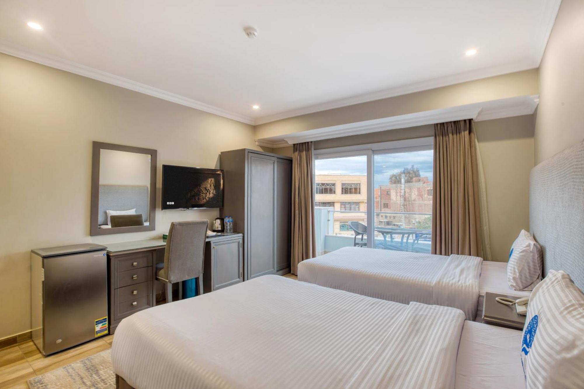 Superior Twin Room Partial Pyramids View & Balcony