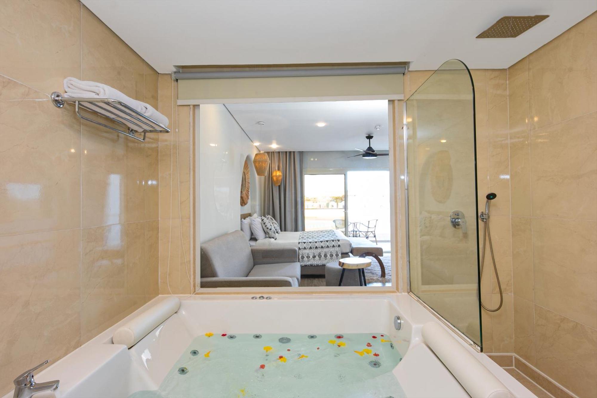 Jacuzzi Suite at Building