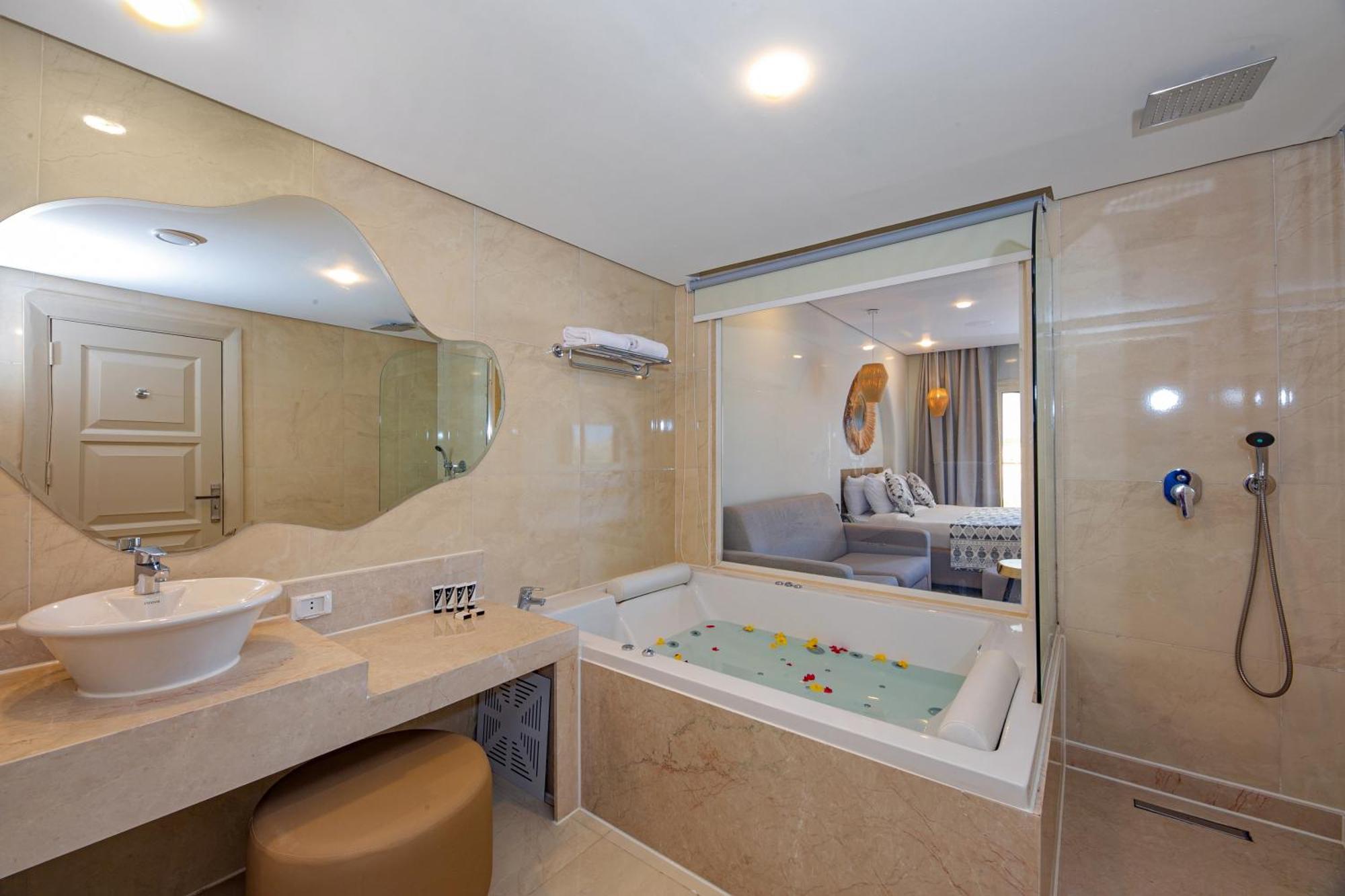 Jacuzzi Suite at Building