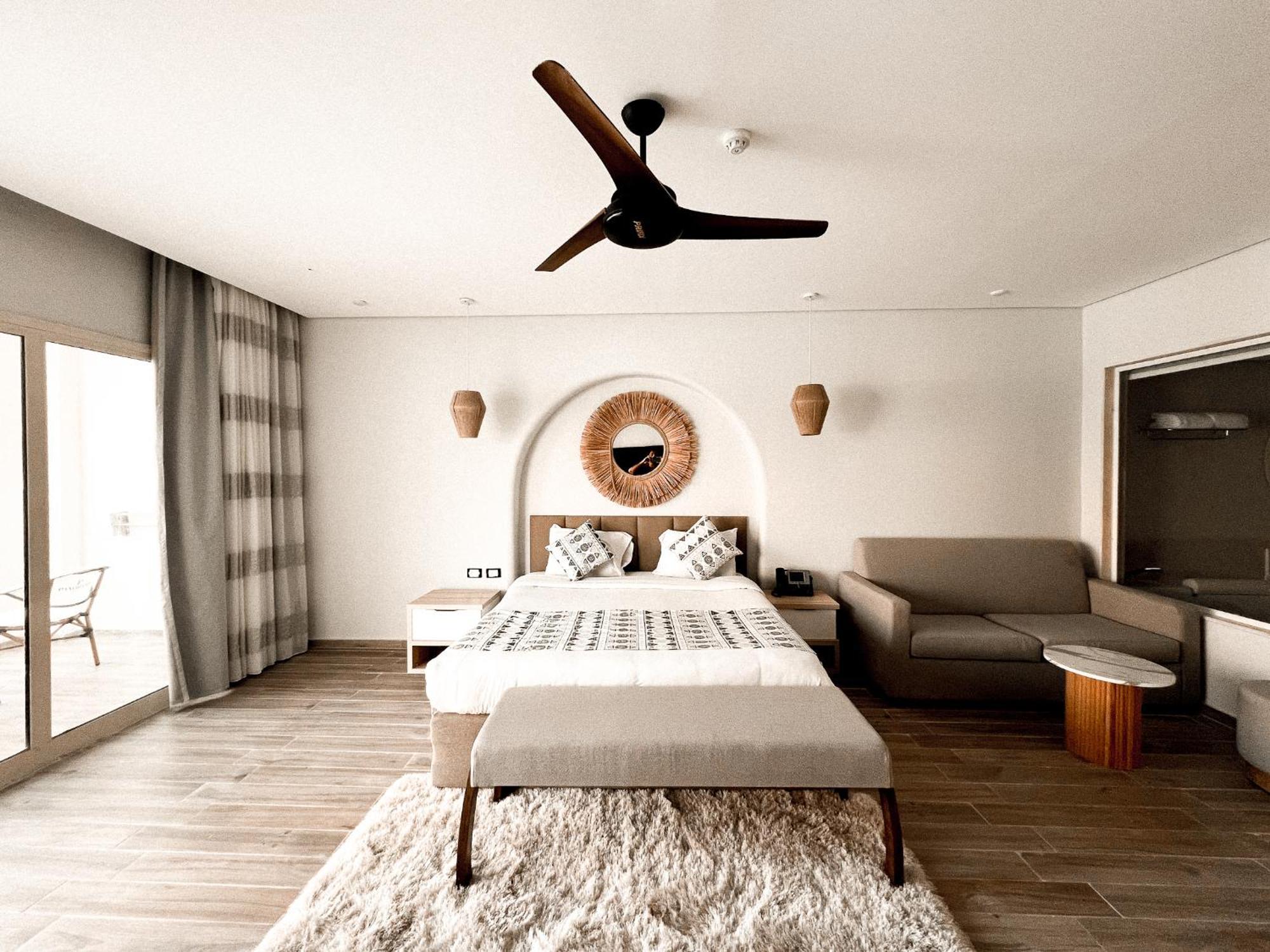 Jacuzzi Suite at Building