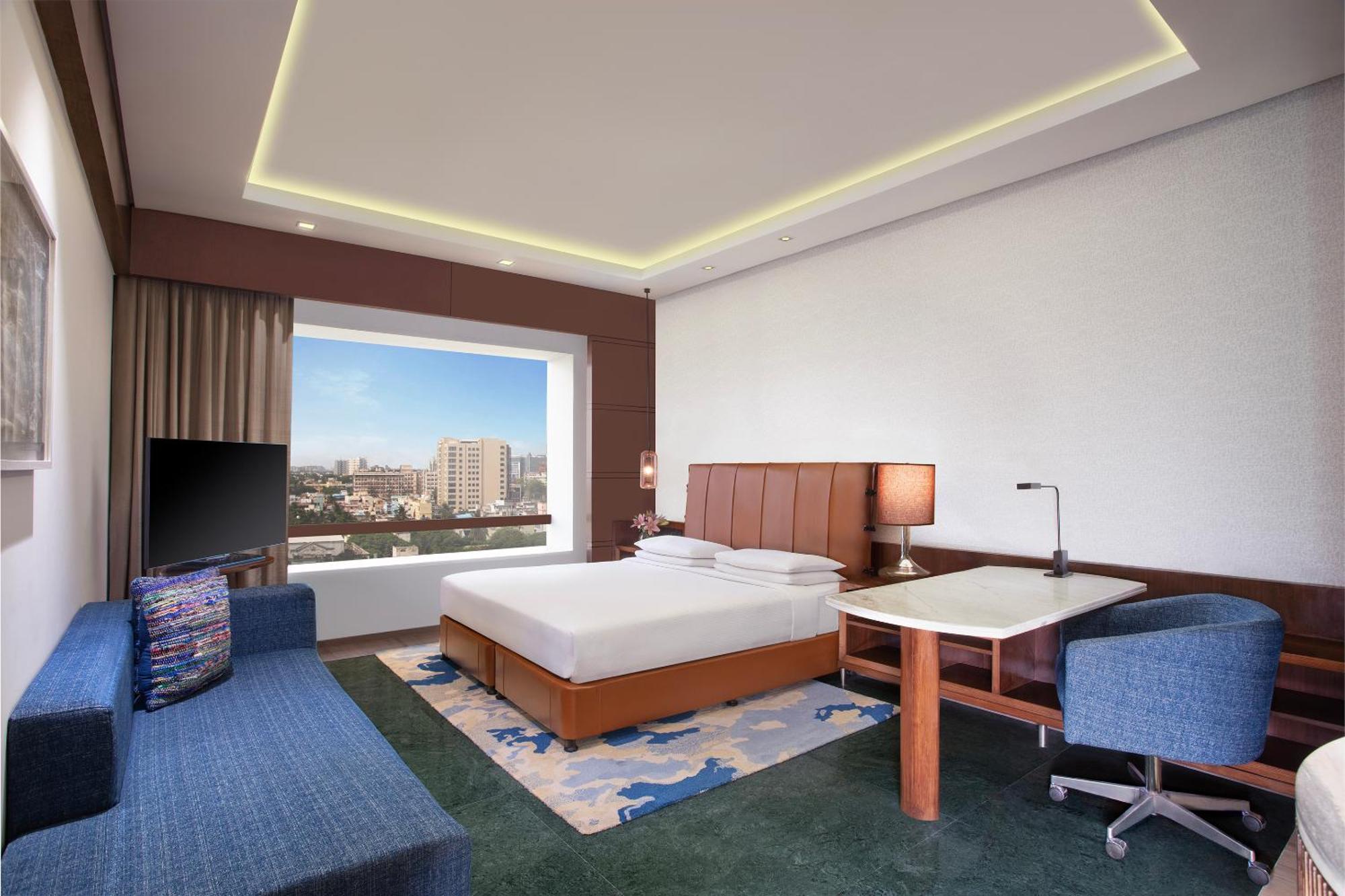 Zimmer mit Kingsize-Bett und Poolblick