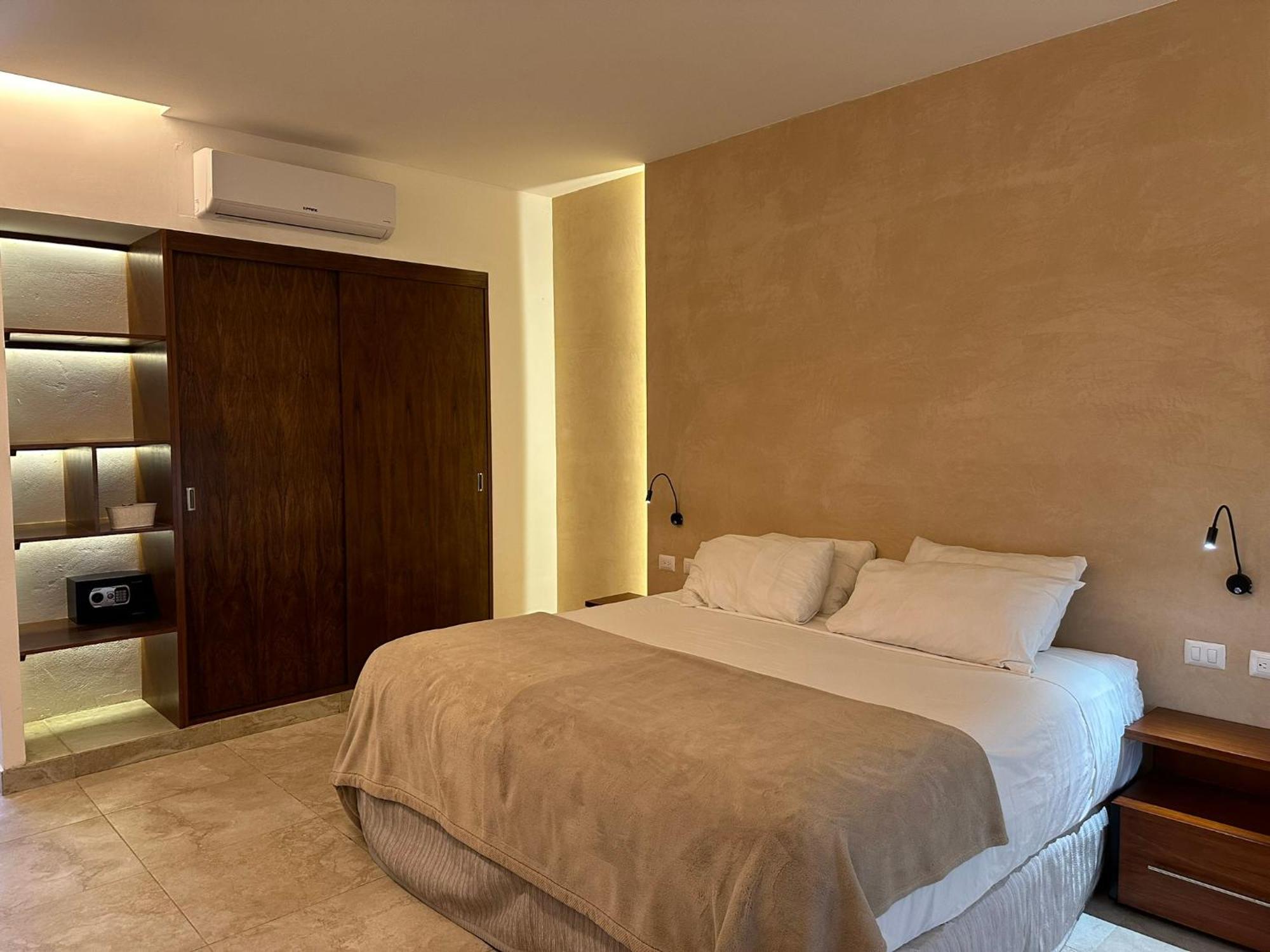 Deluxe 1 Kingsize Bed Room
