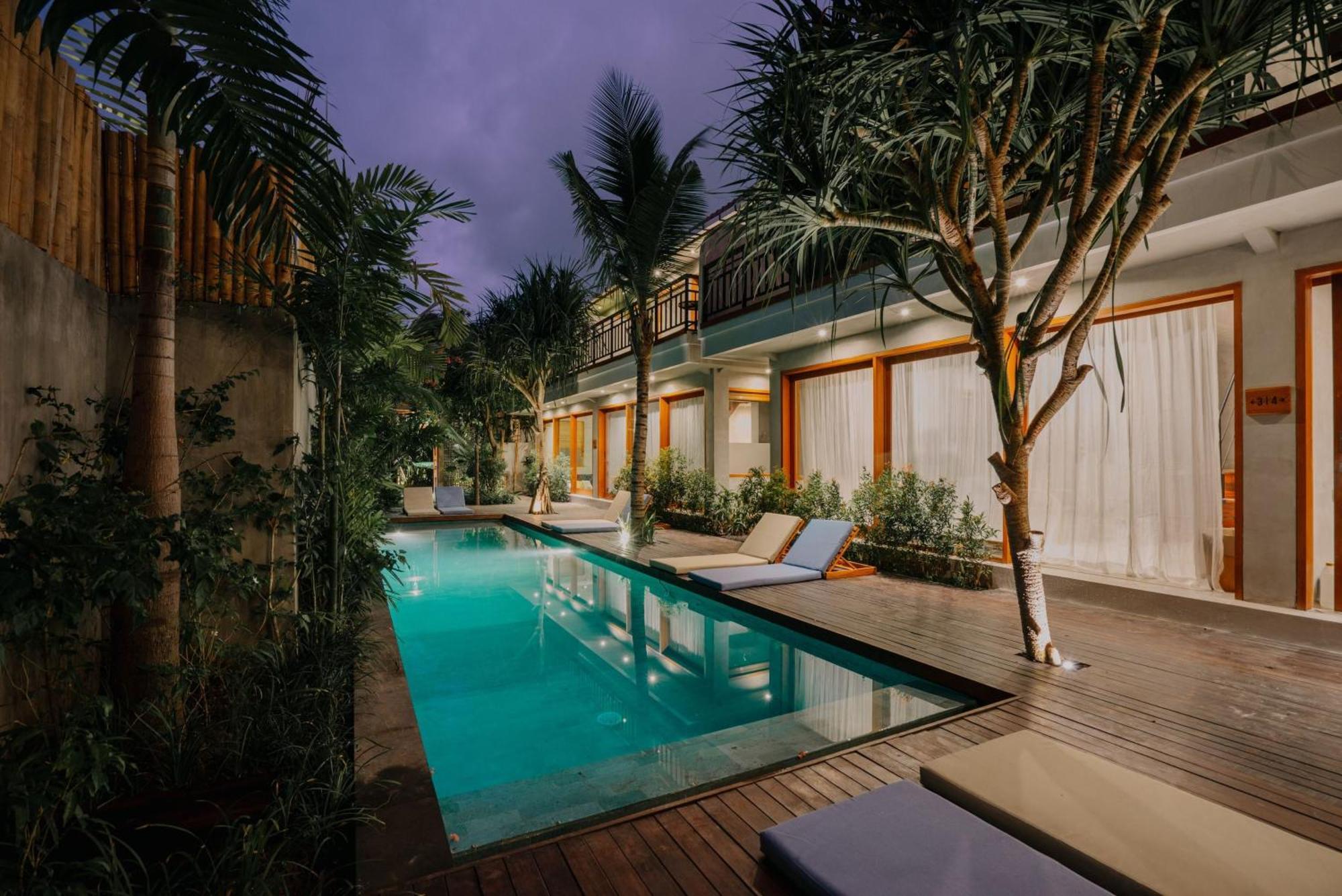Deluxe Pool Access