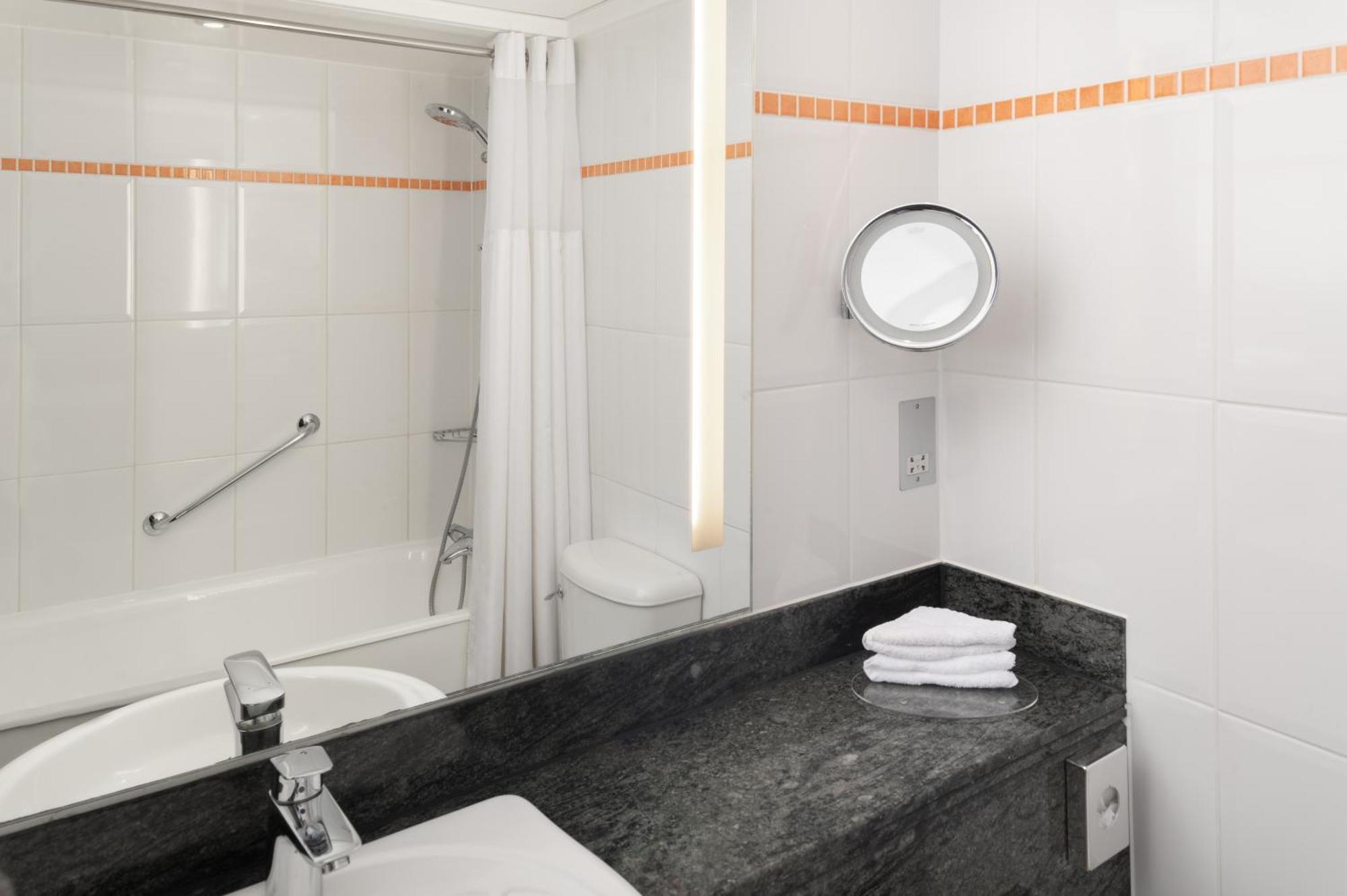 Habitación con cama grande y cama supletoria