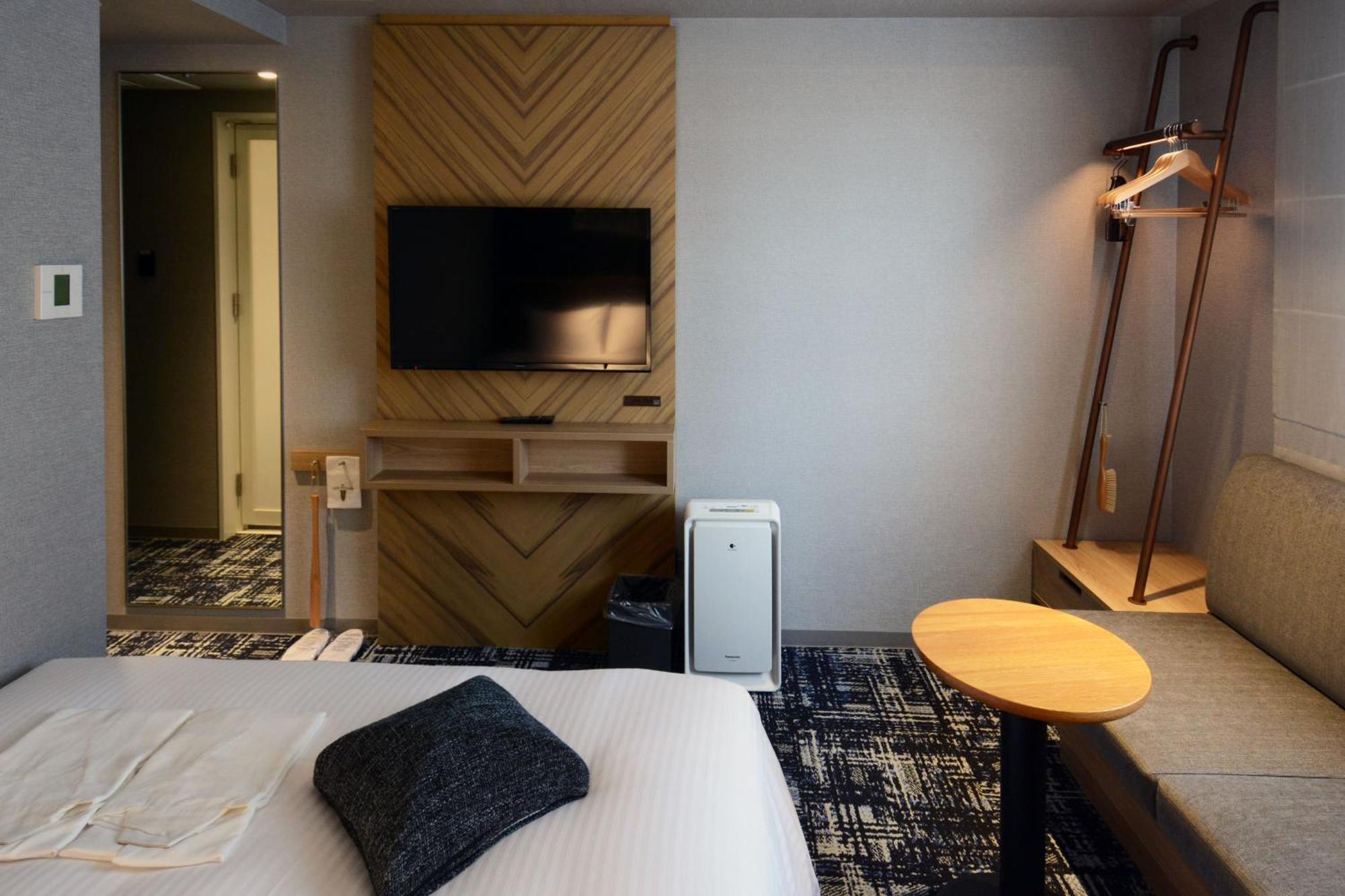 Habitación Estándar con cama grande y sofá