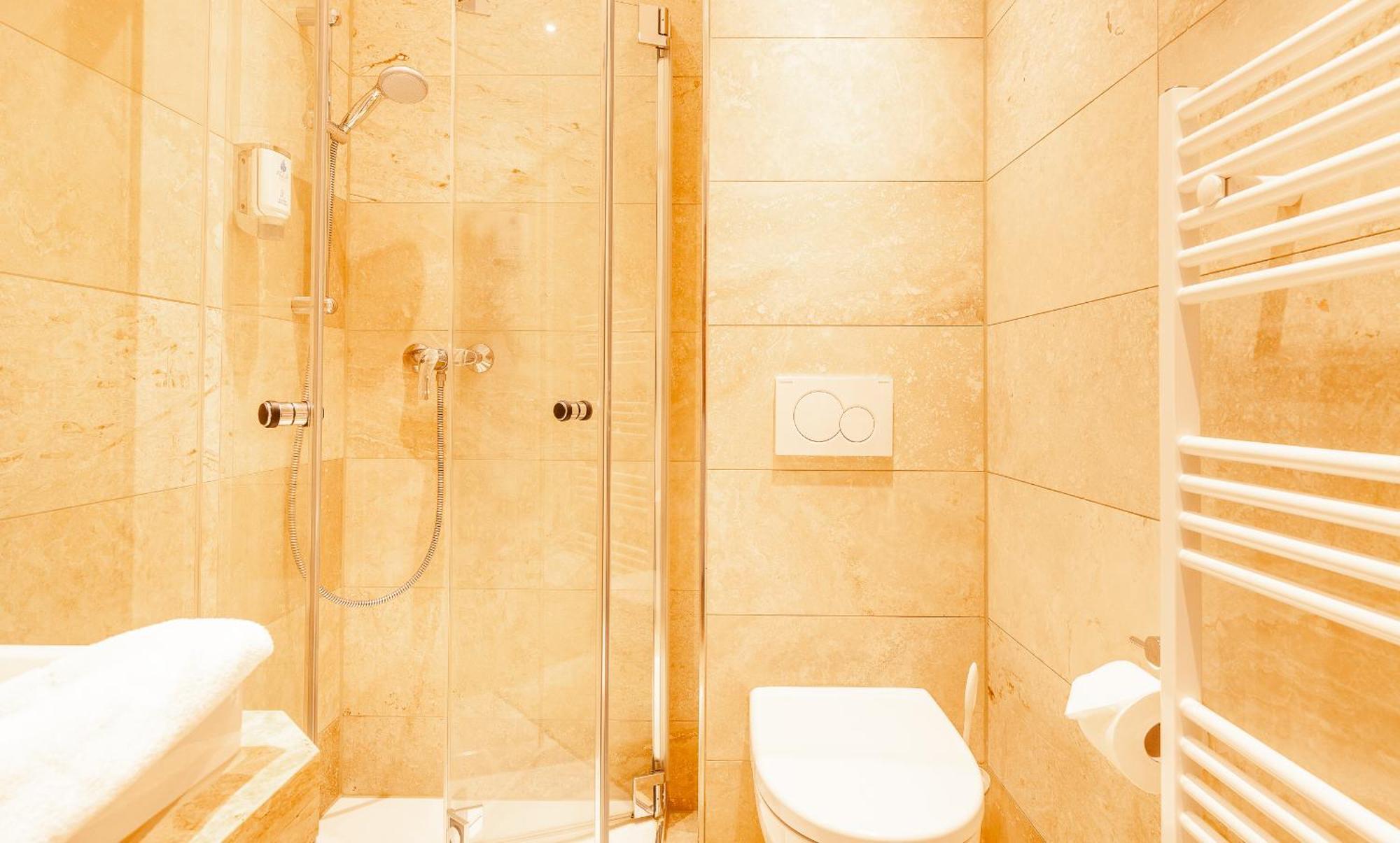 Single Room with Balcony,1533672652:JPEG