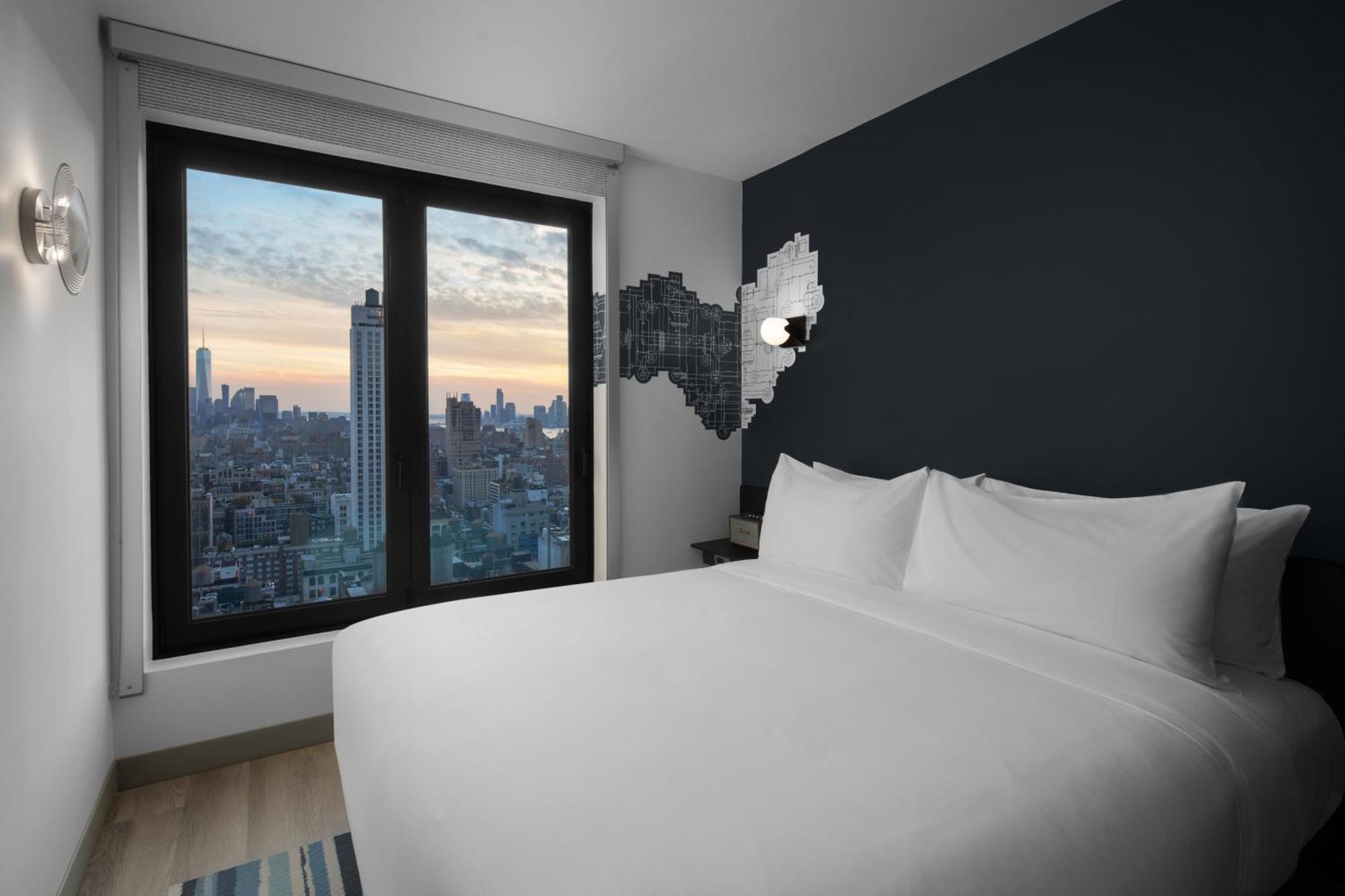 Habitación Urban con 1 cama extragrande, vistas a la ciudad y bañera adaptada - Adaptada para personas con discapacidad auditiva y movilidad reducida