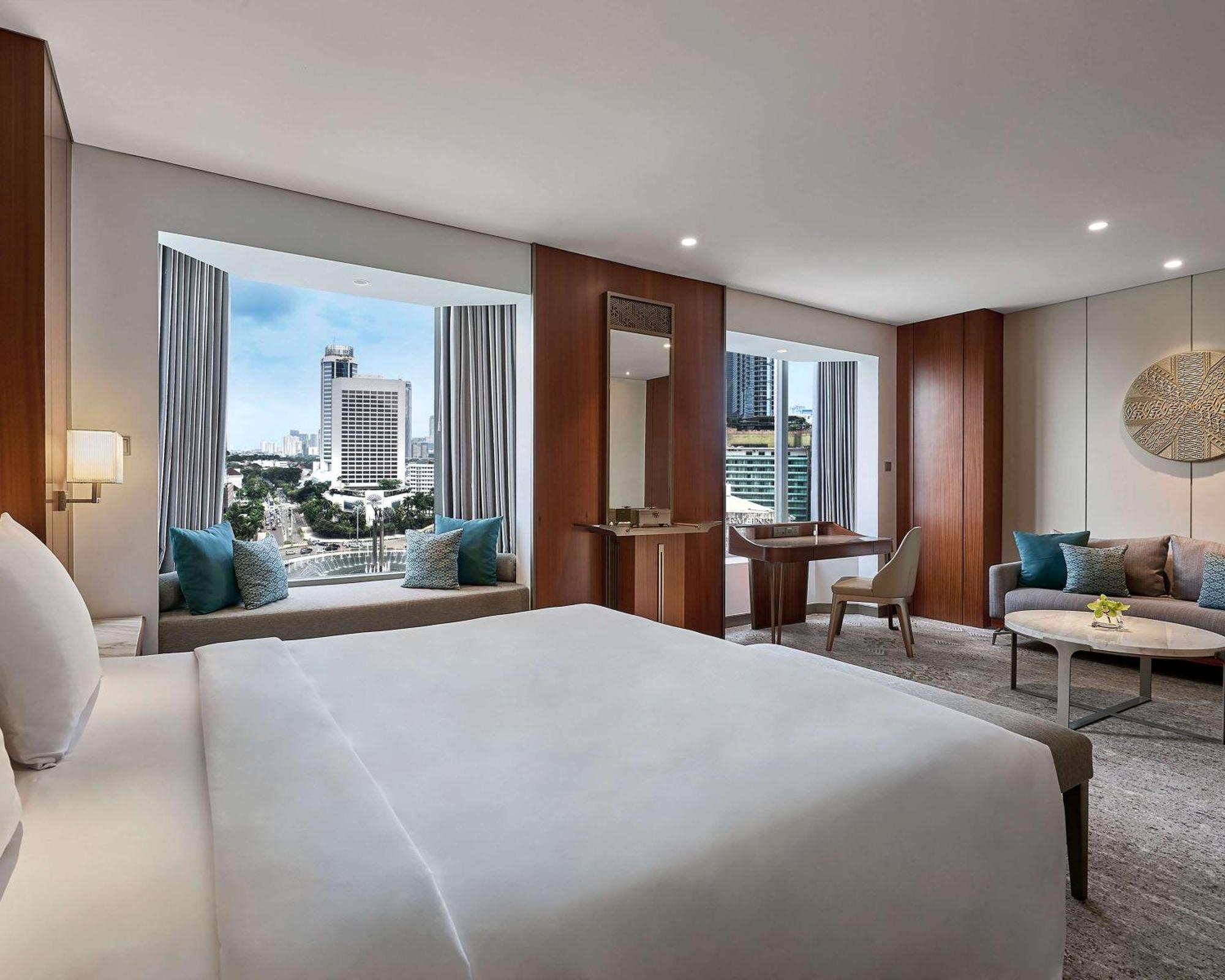 Habitación con cama extragrande y vistas a la ciudad