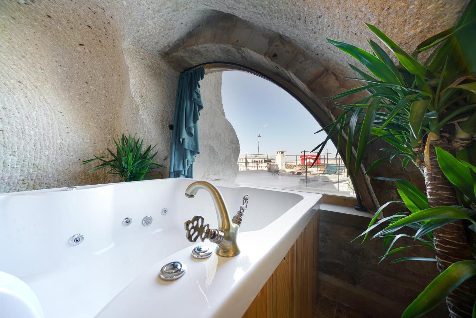 King Suite with Balcony,1556075833:JPEG