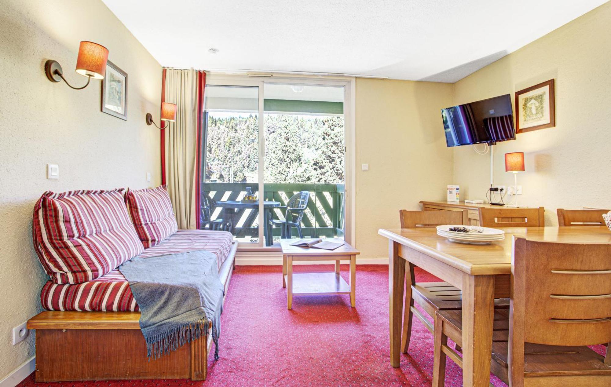 One-Bedroom Apartment Sleeping Alcove