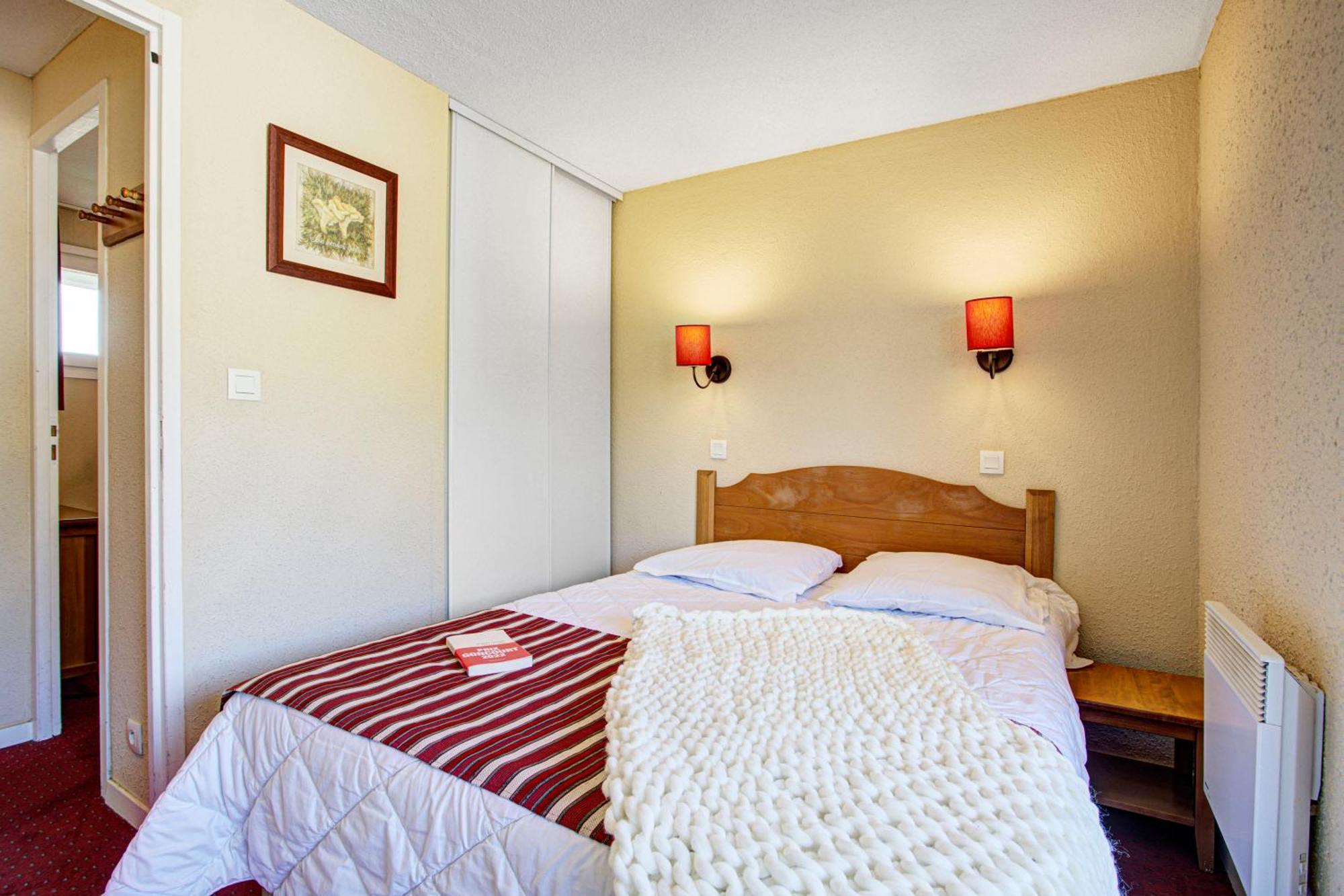 One-Bedroom Apartment Sleeping Alcove