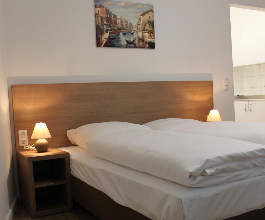 Single Room,703167463:JPEG