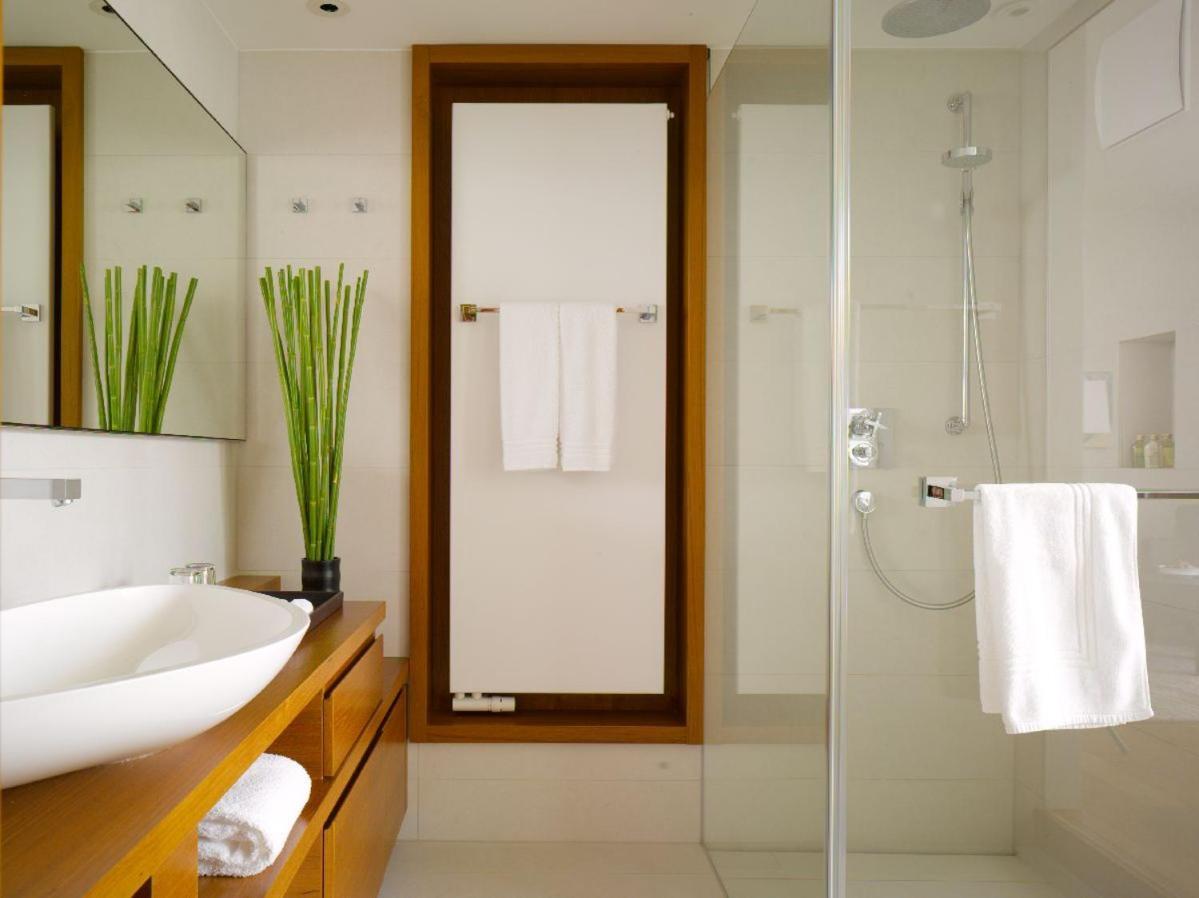 Premier Room Lateral lake view