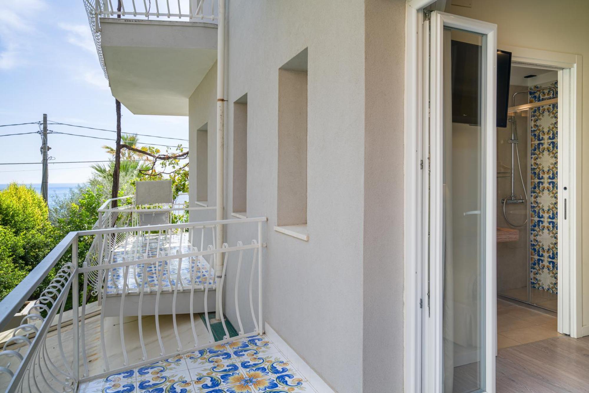 Classic Triple Room with Lateral Sea View,1546418719:JPEG