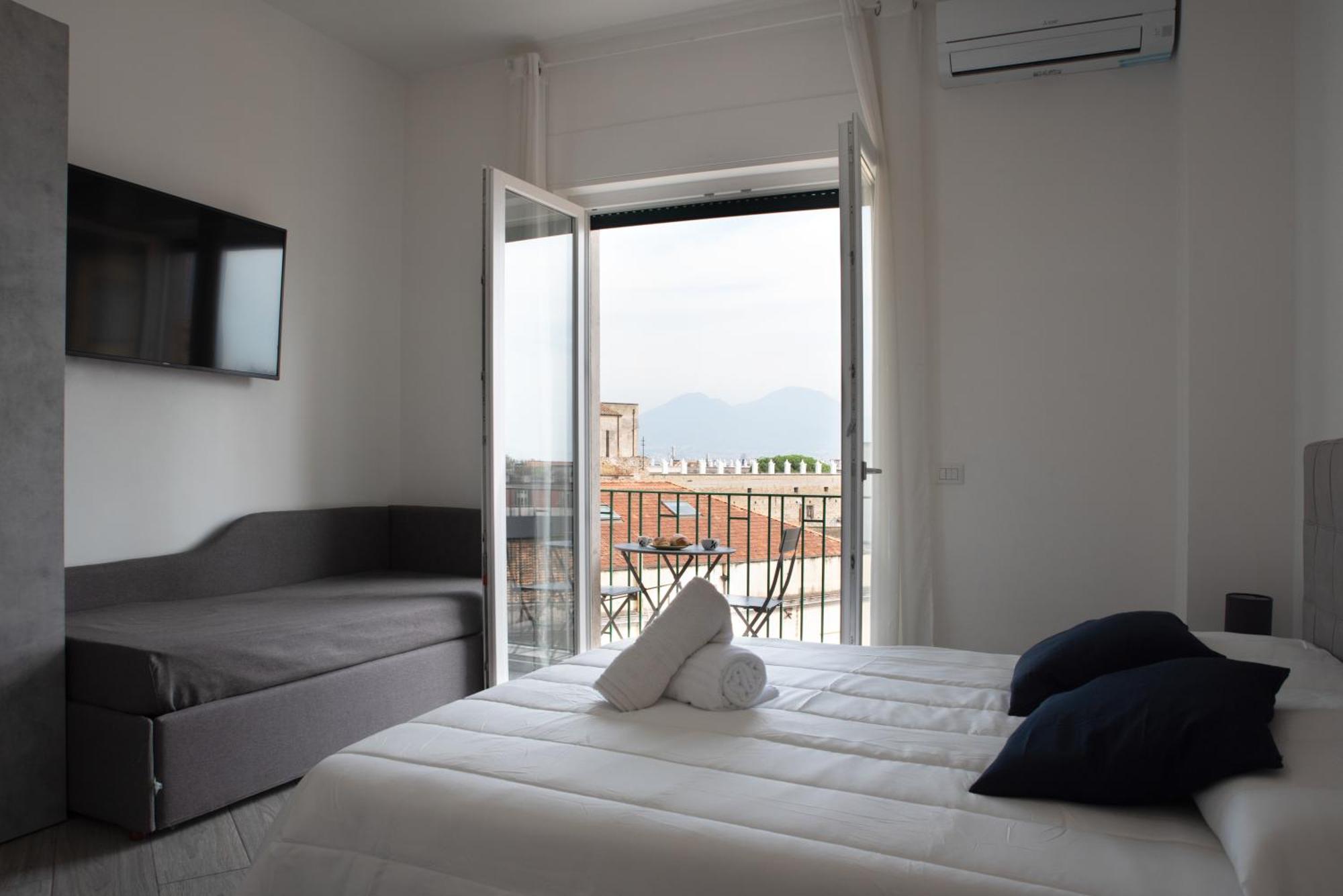 Camera Matrimoniale con Bagno Privato, Balcone e Vista Vesuvio